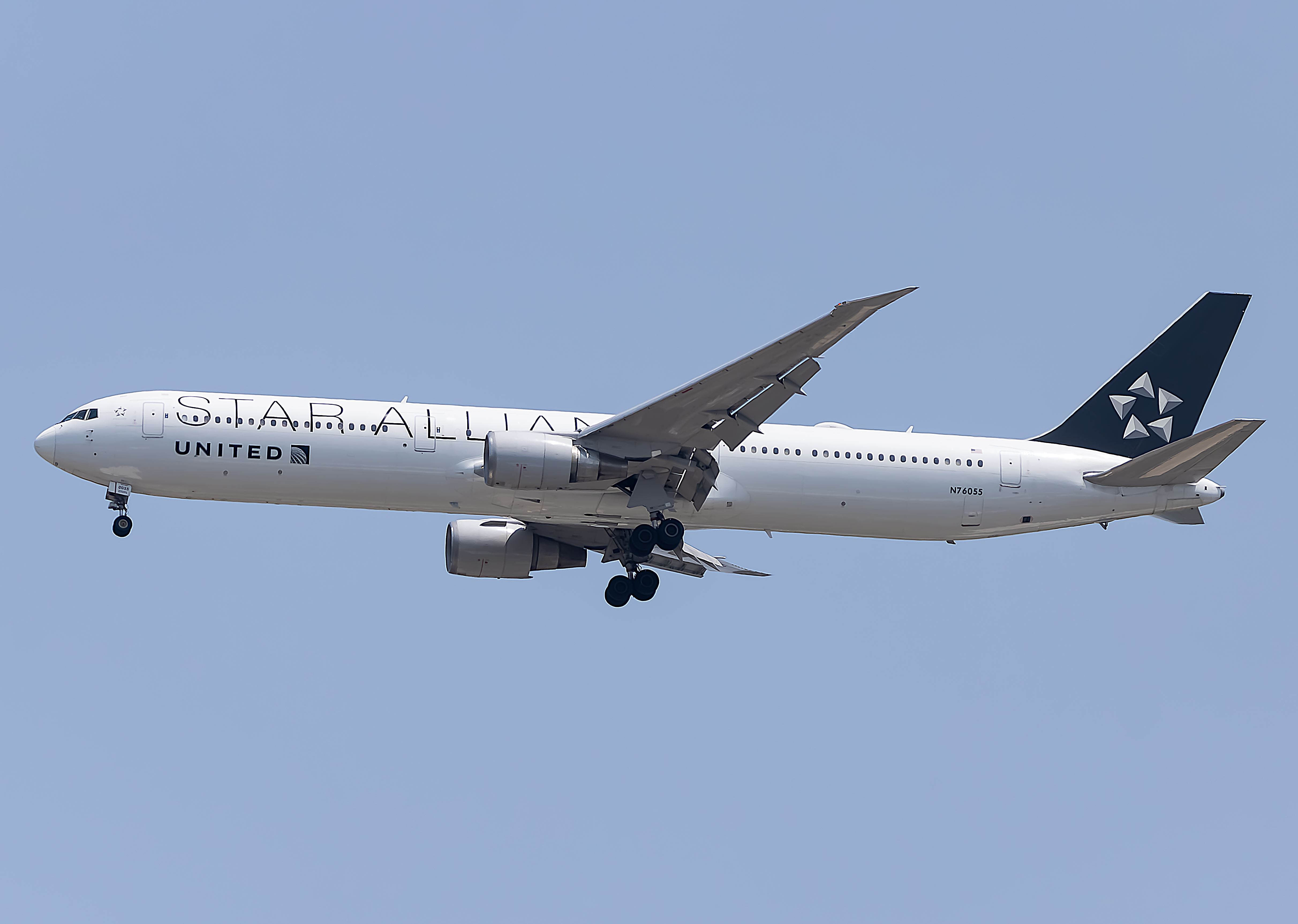 Full size: United Airlines Boeing 767-400ER N76055 at Washington Dulles International Airport