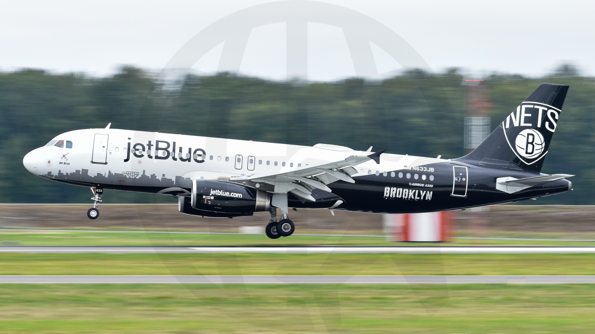 Full size: JetBlue Airways Airbus A320 N633JB at Portland International Airport
