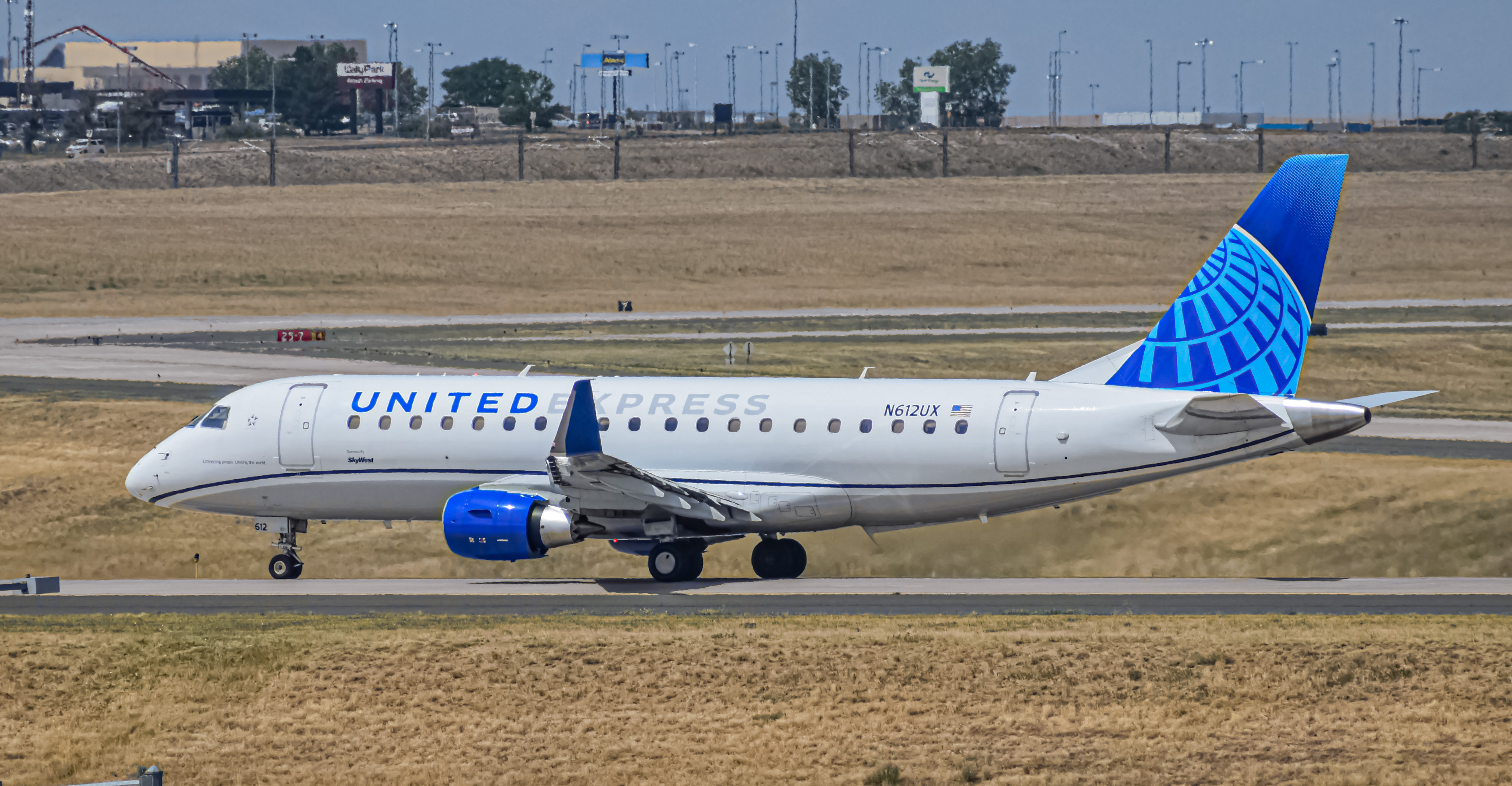 Full size: United Express Embraer E175 N612UX at Denver International Airport