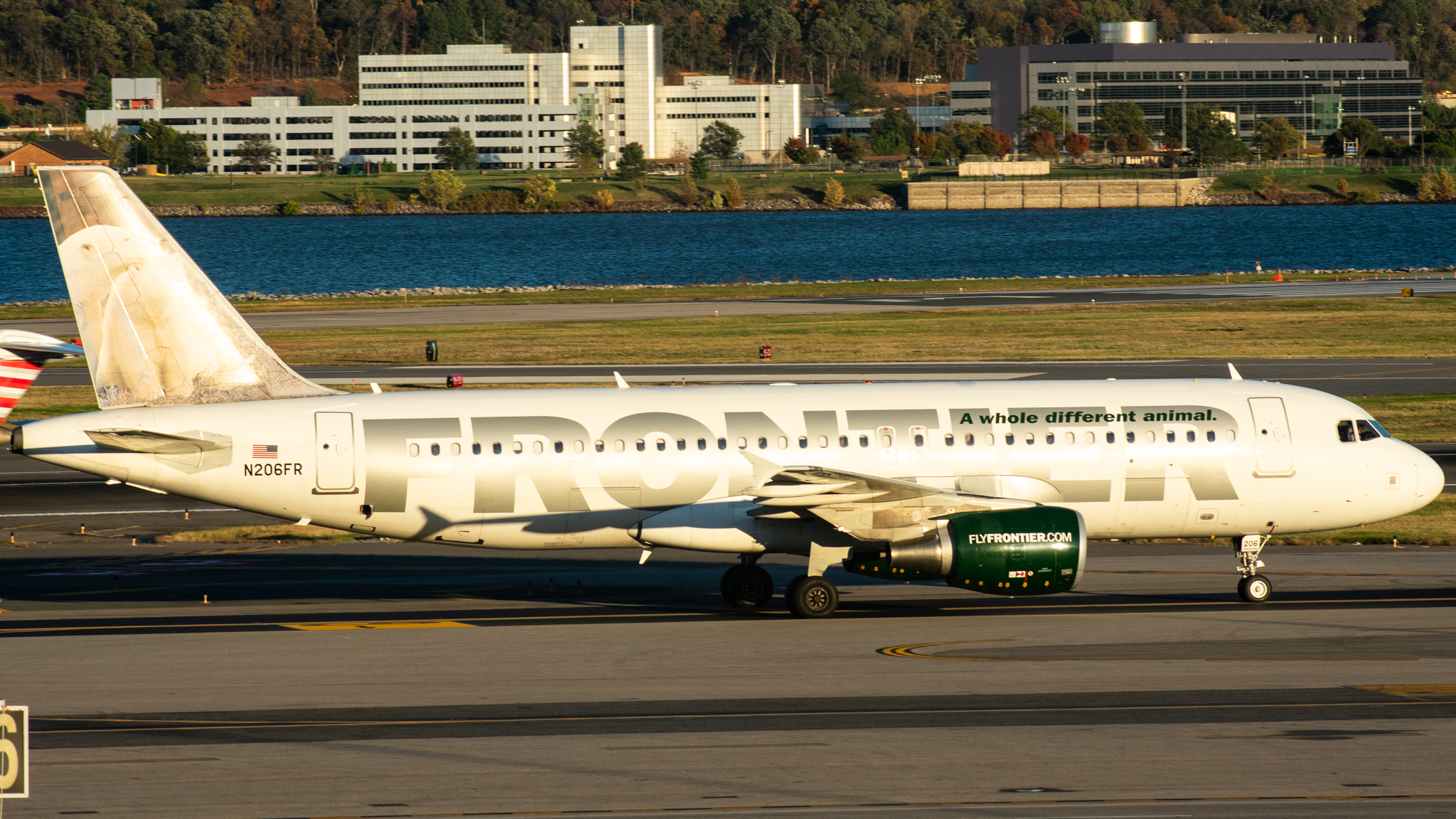 Full size: Frontier Airlines Airbus A320 N206FR at Ronald Reagan National Airport