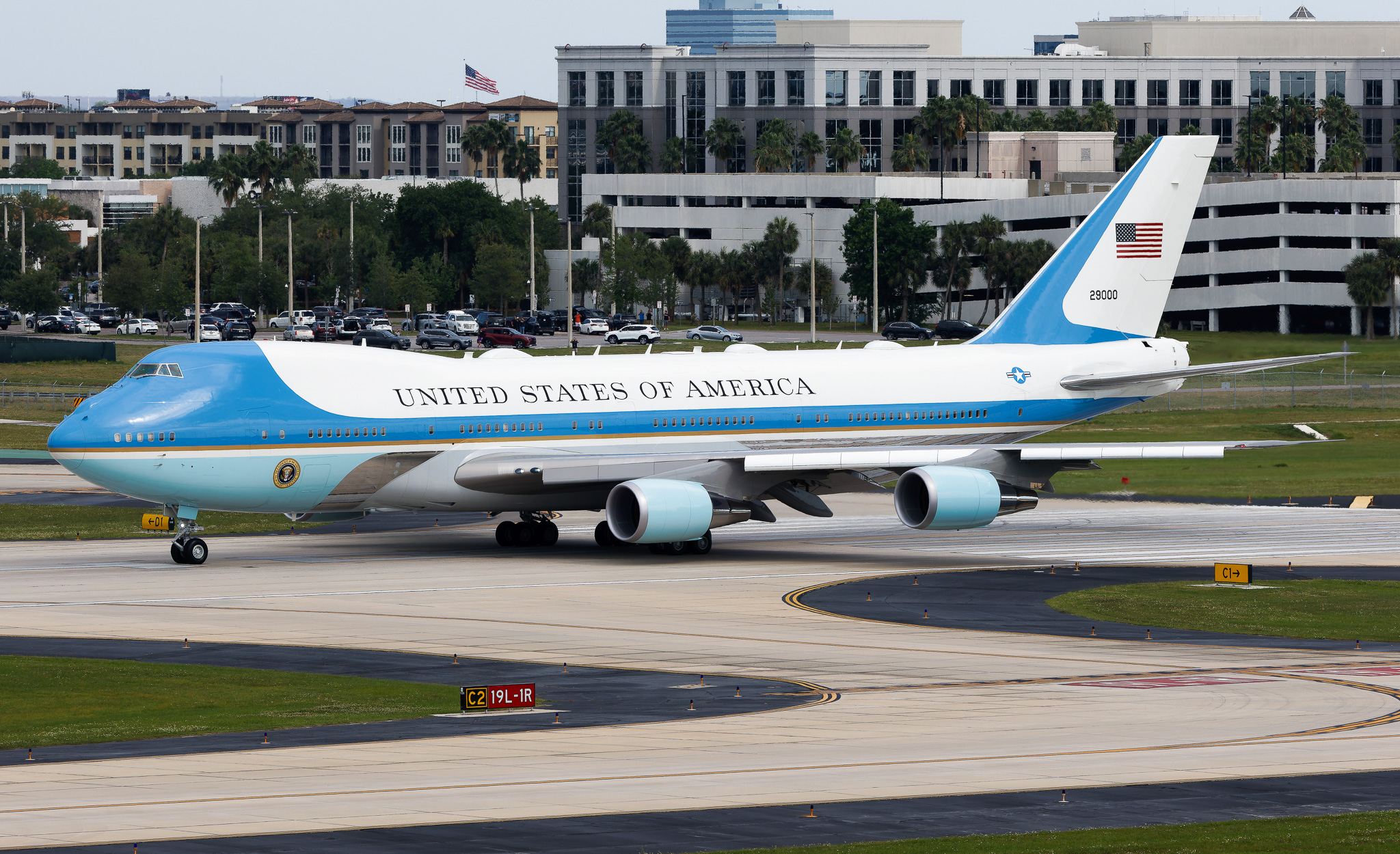 Full size: USAF - United States Air Force Boeing VC-25A 92-9000 at Tampa International Airport