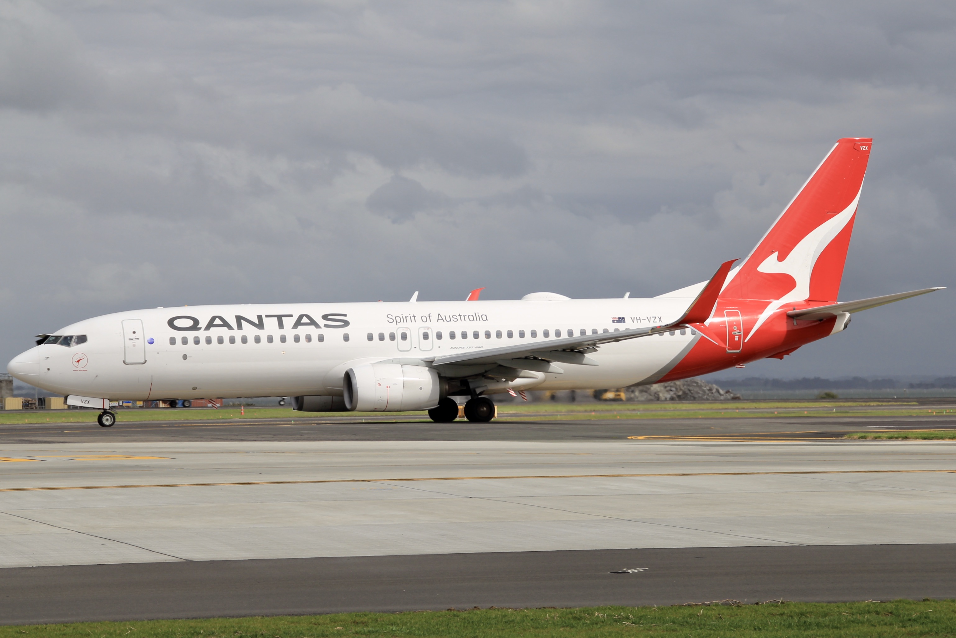 Full size: Qantas Airways Boeing 737-800 VH-VZX at Auckland International Airport