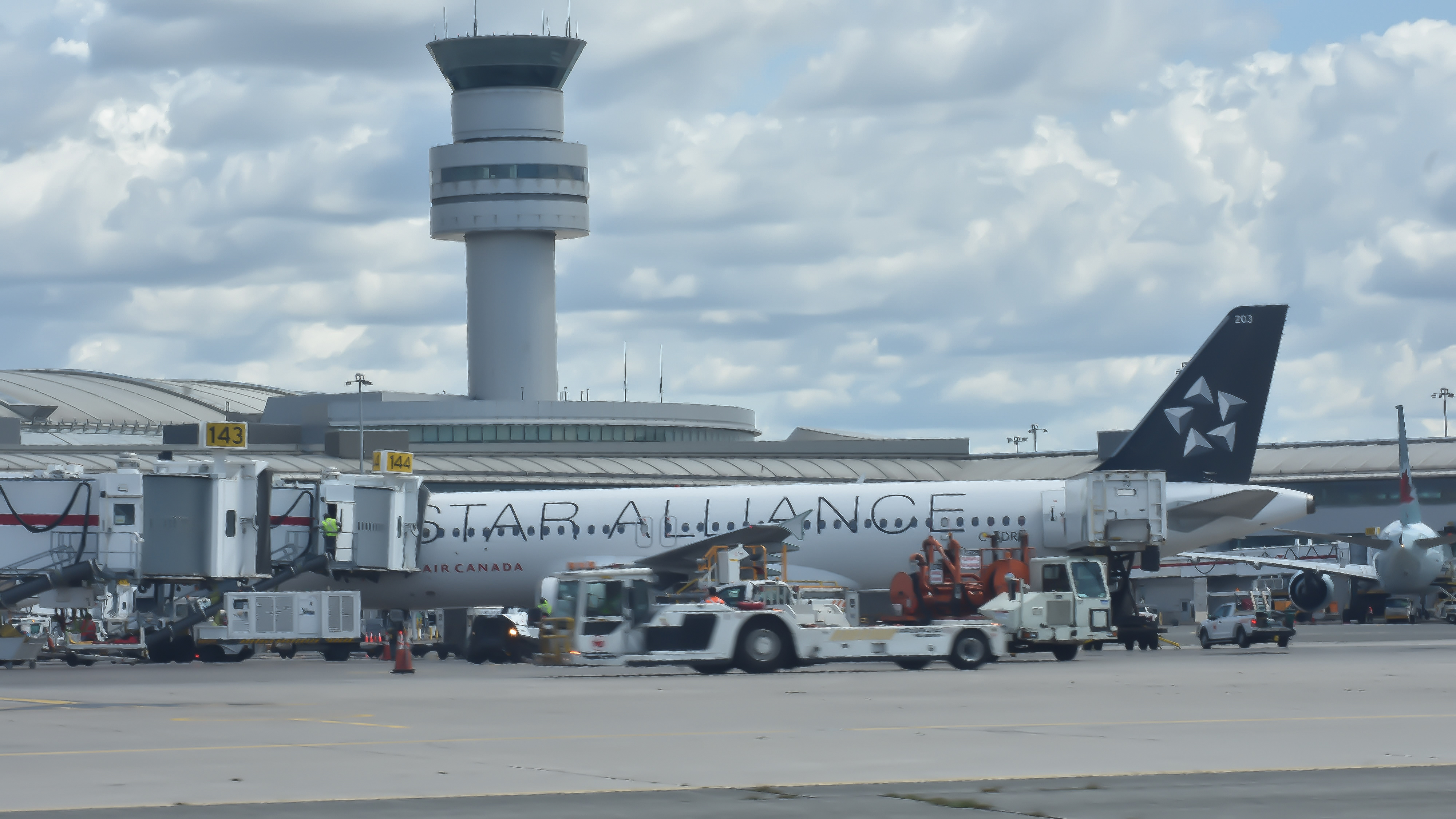 Full size: Air Canada Airbus A320 C-FDRK at Lester B Pearson International Airport