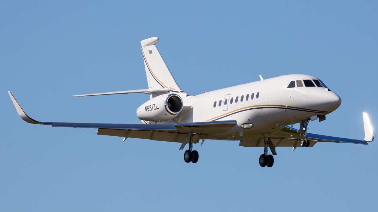 Full size: PRIVATE Dassault Falcon 2000EX N681ZL at Naples Municipal Airport
