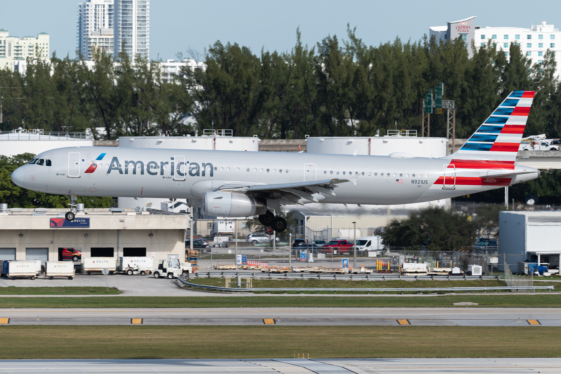 Full size: American Airlines Airbus A321-200 N921US at Fort Lauderdale/Hollywood International Airport
