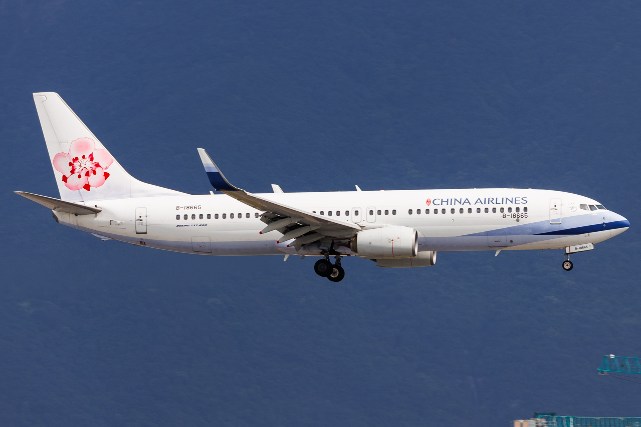 Full size: China Airlines Boeing 737-800 B-18665 at Hong Kong International Airport