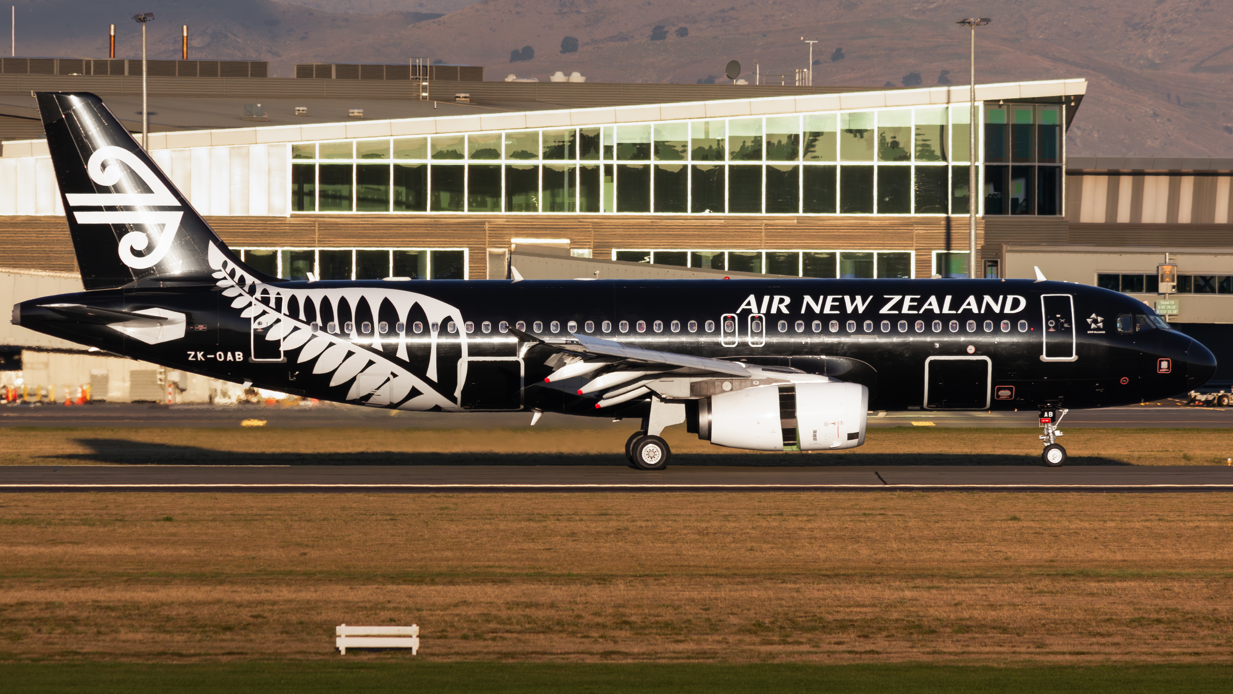 Full size: Air New Zealand Airbus A320 ZK-OAB at Christchurch International Airport
