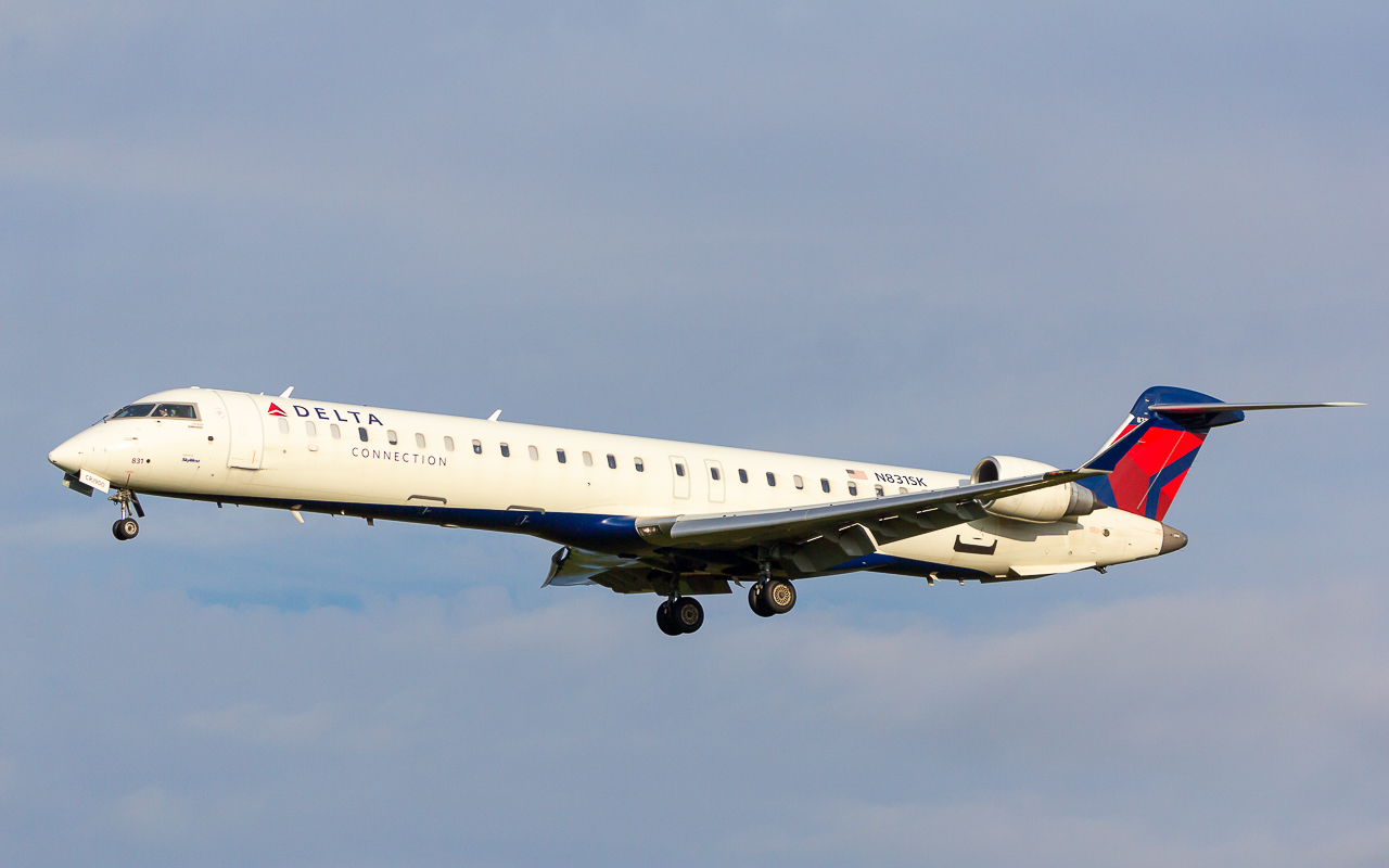 Full size: Delta Connection Mitsubishi CRJ-900 N831SK at Richmond Airport