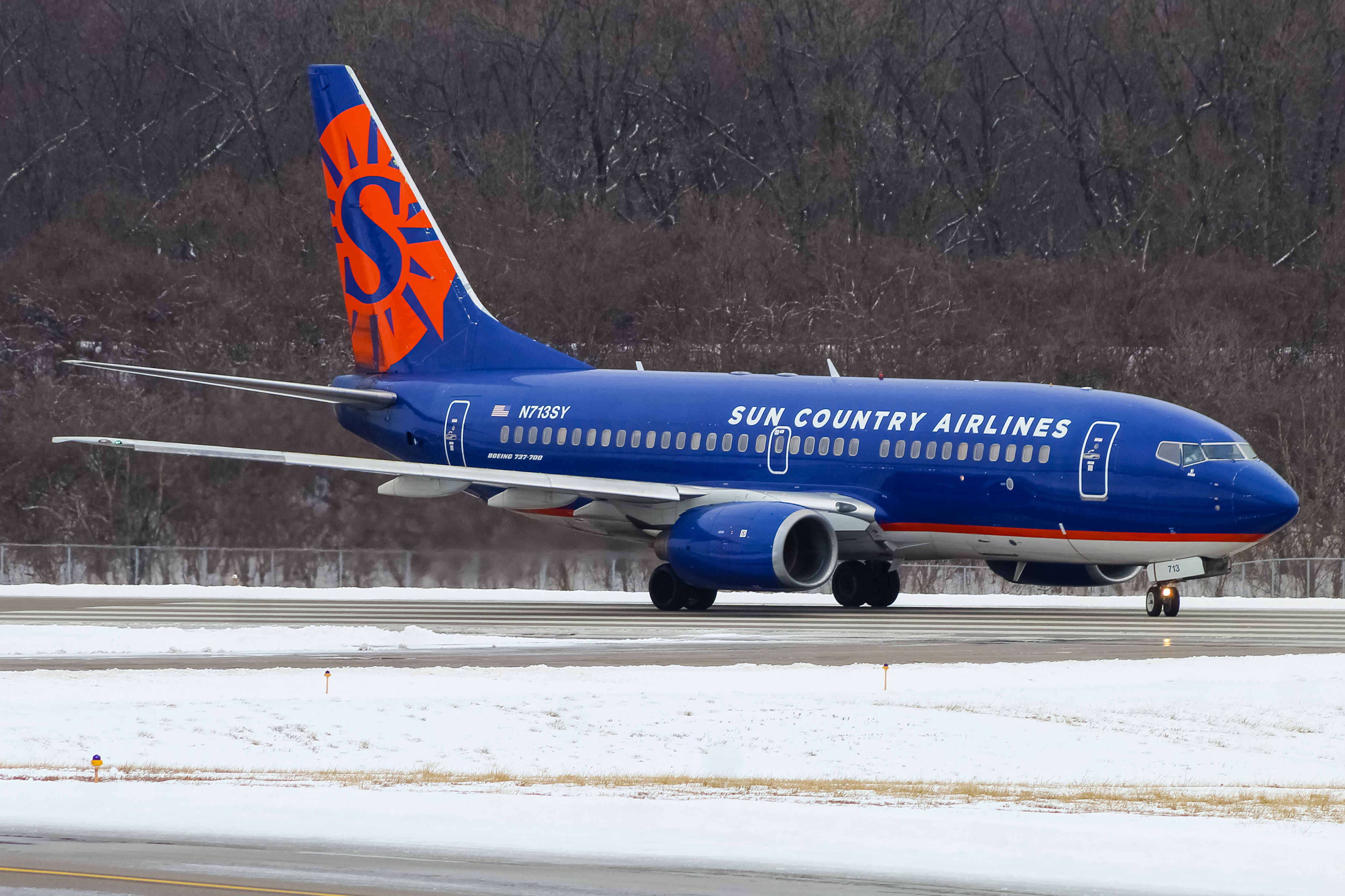 Full size: Sun Country Airlines Boeing 737-700 N713SY at Cincinnati Municipal Airport/Lunken Field