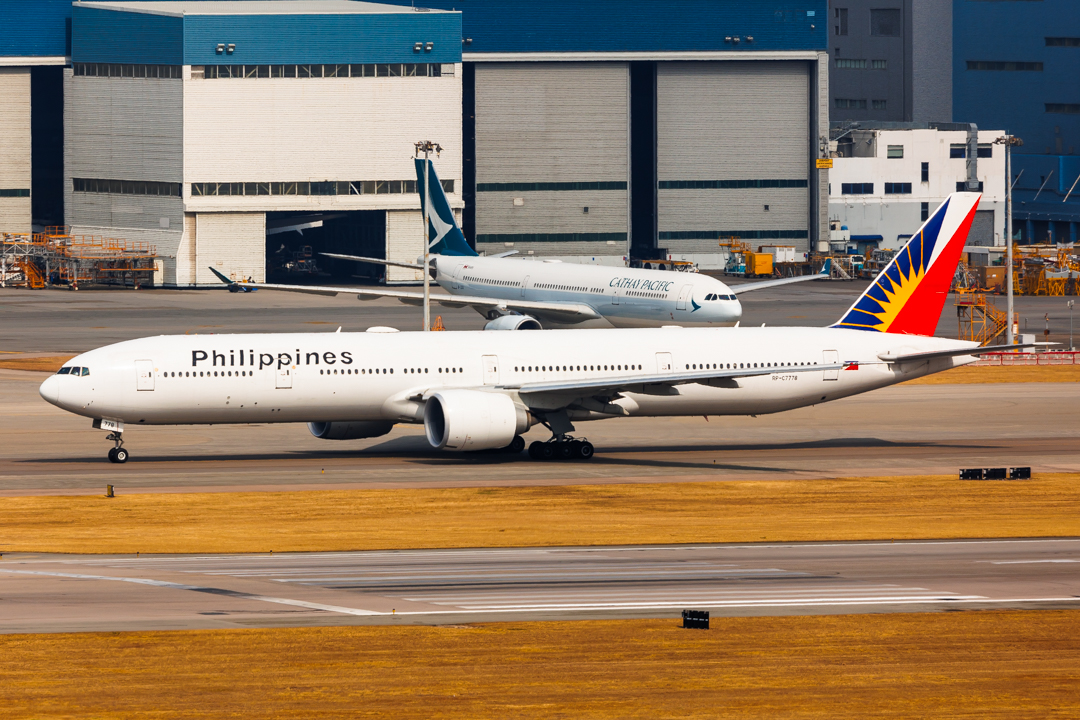 Full size: Philippine Airlines Boeing 777-300ER RP-C7778 at Hong Kong International Airport