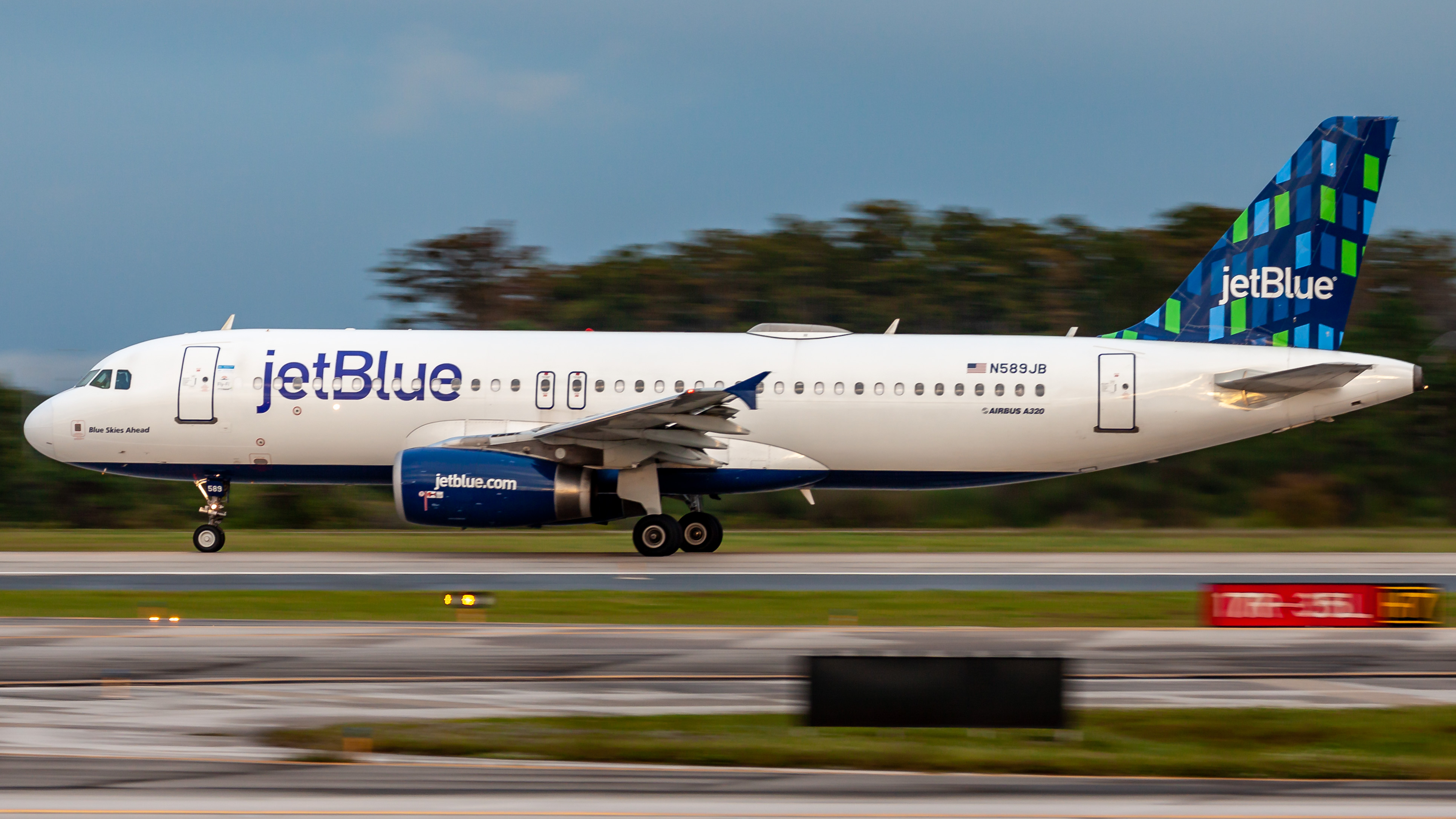 Full size: JetBlue Airways Airbus A320 N589JB at Orlando International Airport