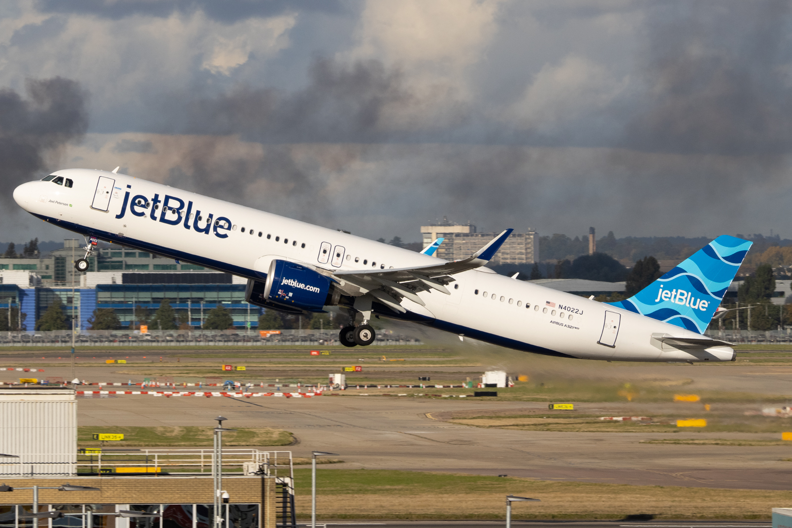 Full size: JetBlue Airways Airbus A321NEO N4022J at London Heathrow International Airport