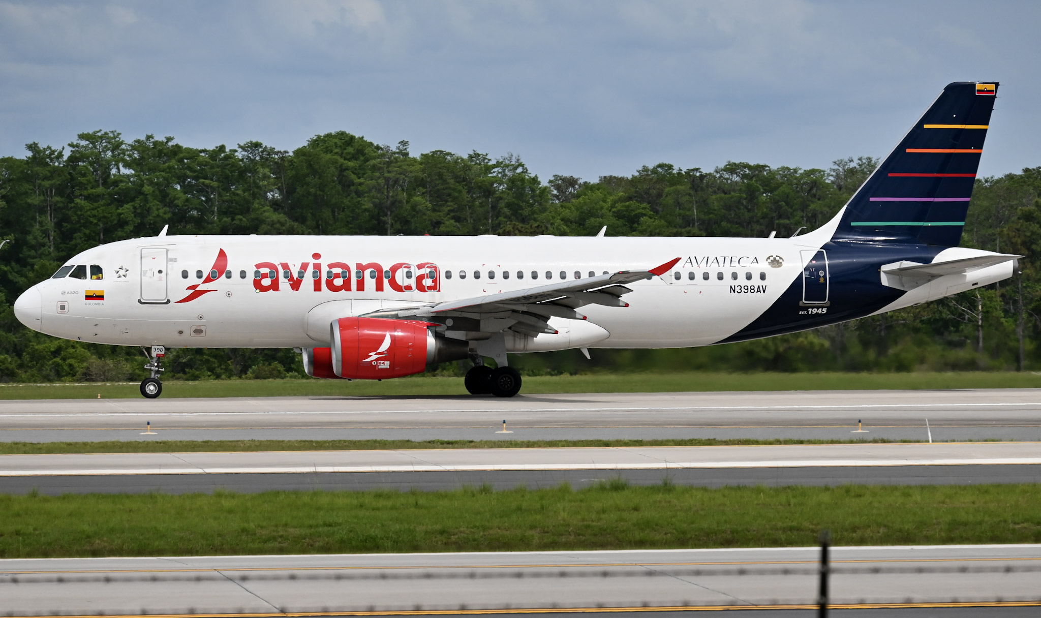 Full size: Avianca Airbus A320 N398AV at Orlando International Airport