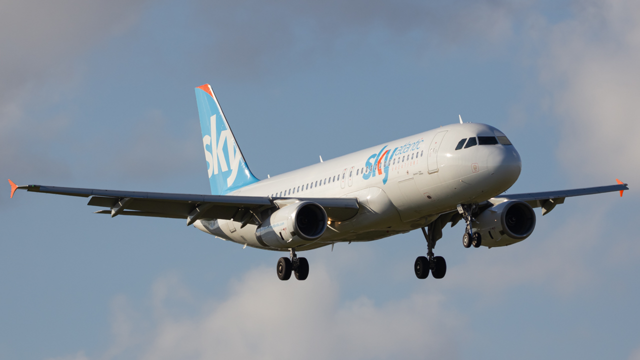 Full size: Sky Atlantic Airbus A320 EC-NOZ at Miami International Airport