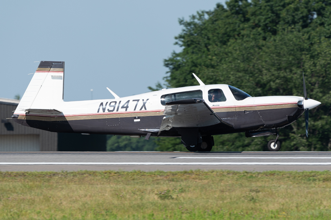 Full size: PRIVATE Mooney M20 N9147X at Manchester Airport