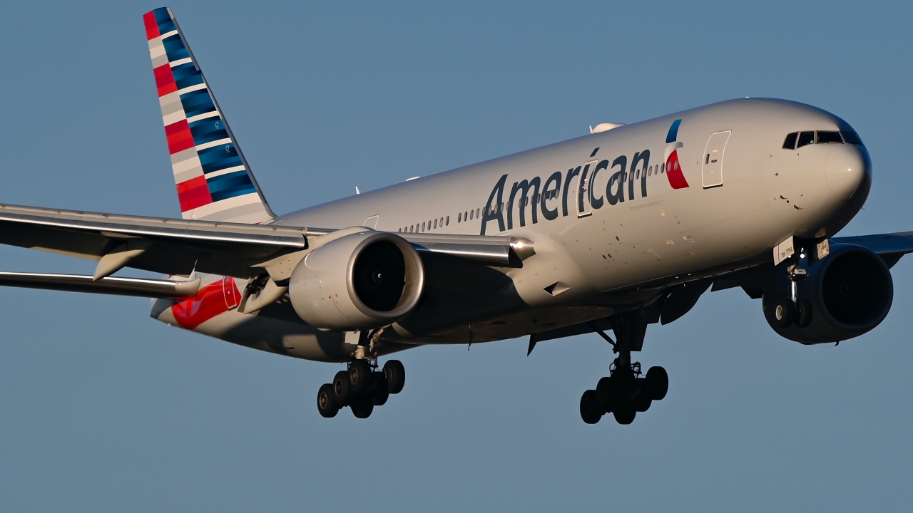 Full size: American Airlines Boeing 777-200ER N792AN at Dallas-Fort Worth International Airport
