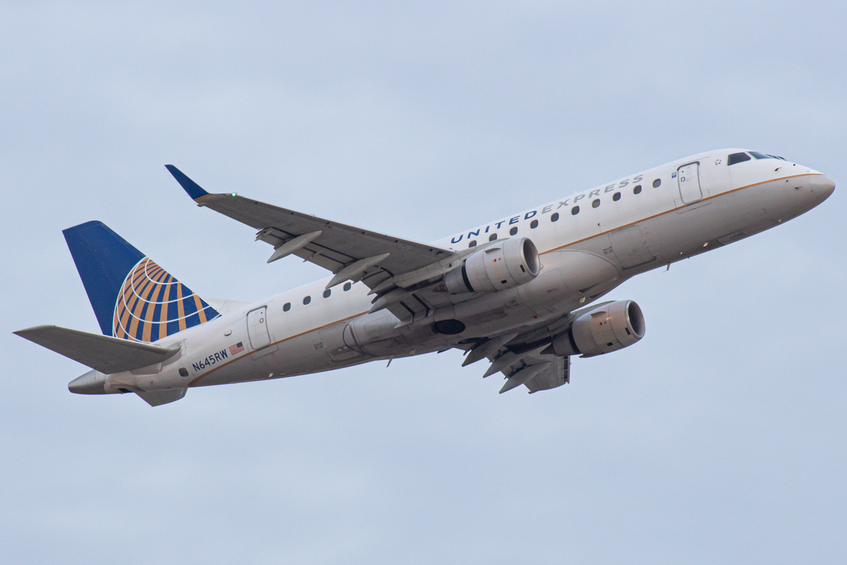 Full size: United Express Embraer E175 N865RW at John Glenn Columbus International Airport