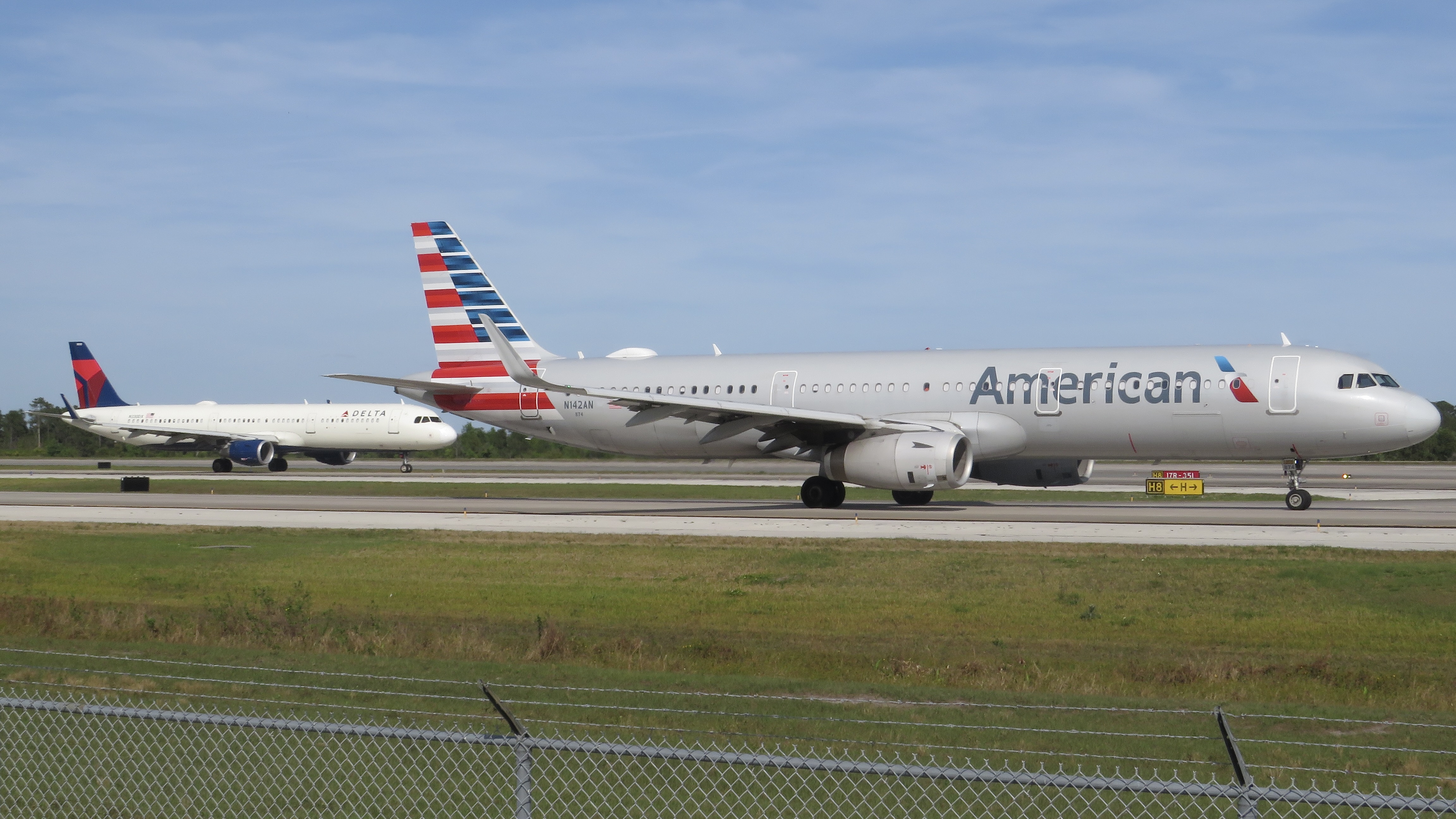 Full size: American Airlines Airbus A321-200 N142AN at Orlando International Airport