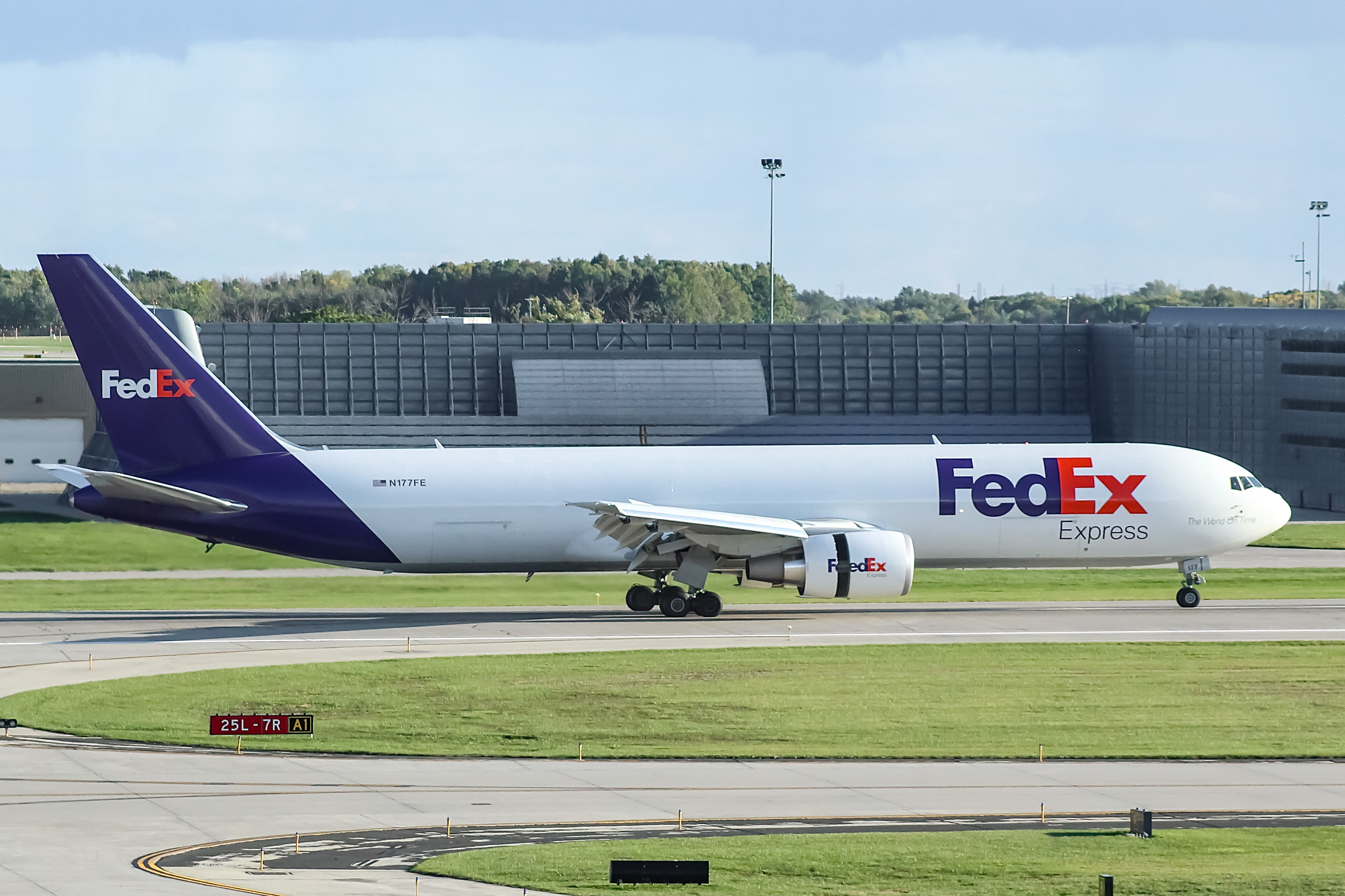 Full size: FedEx Boeing 767-300F N177FE at General Mitchell International Airport