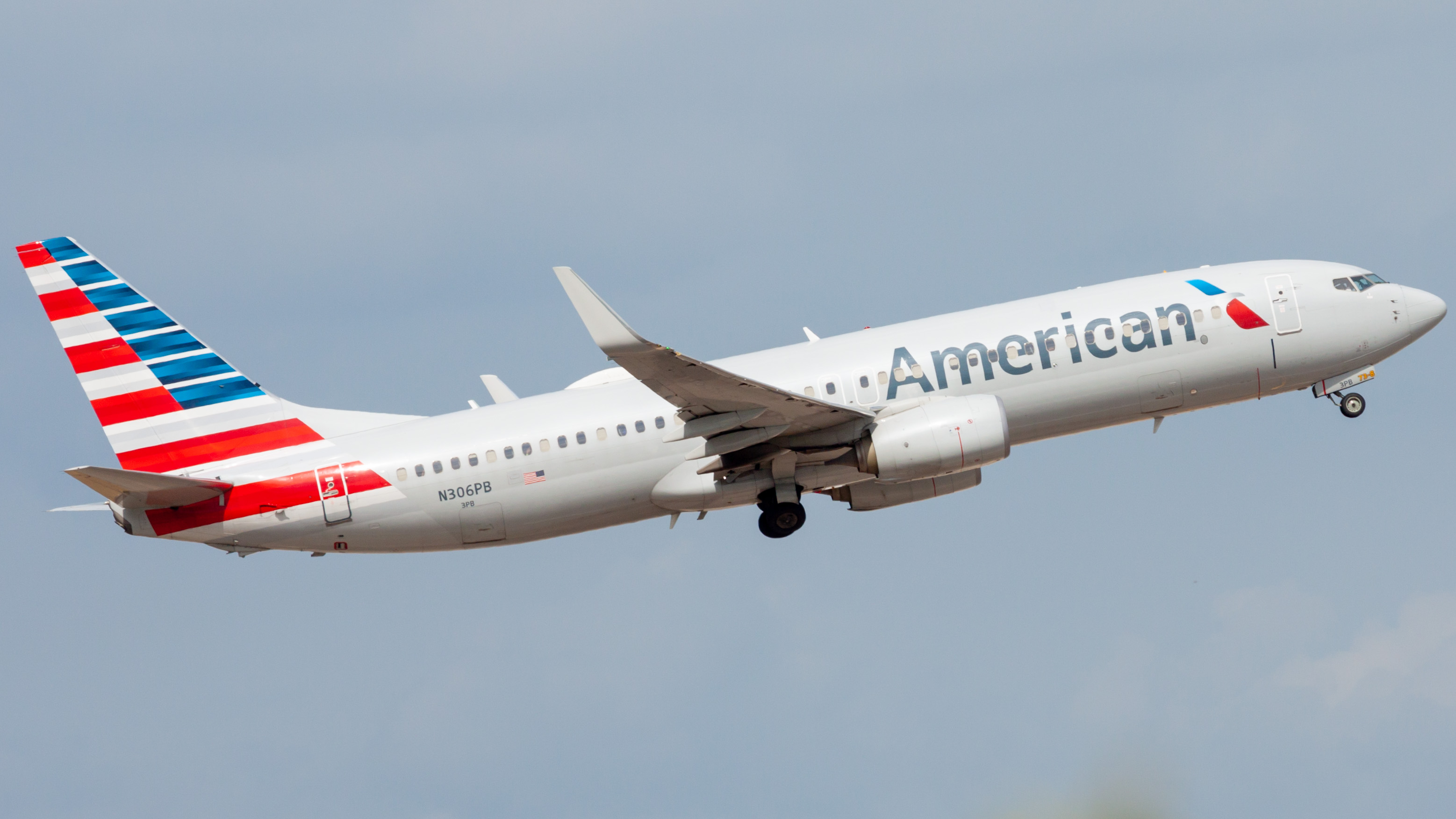 Full size: American Airlines Boeing 737-800 N306PB at Houston-George Bush Intercontinental Airport