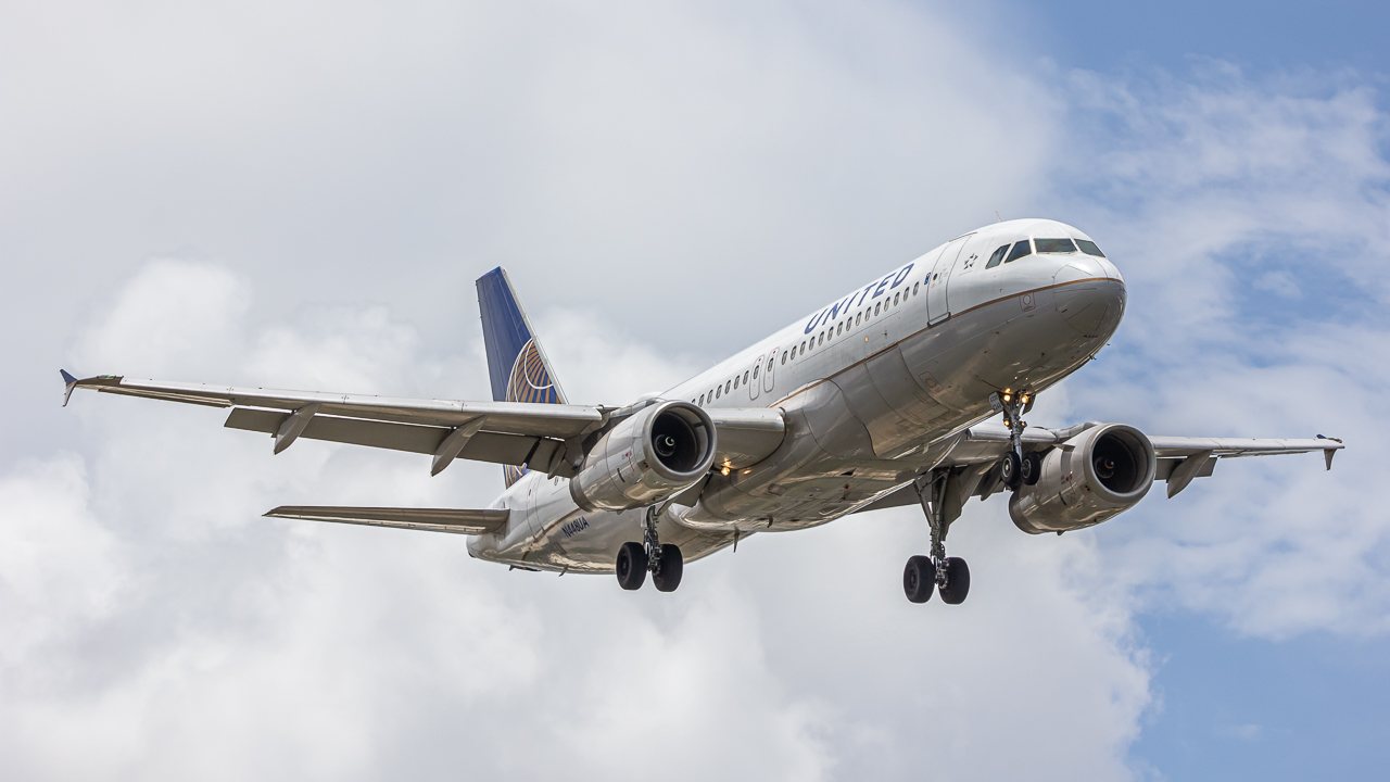 Full size: United Airlines Airbus A320 N448UA at Miami International Airport
