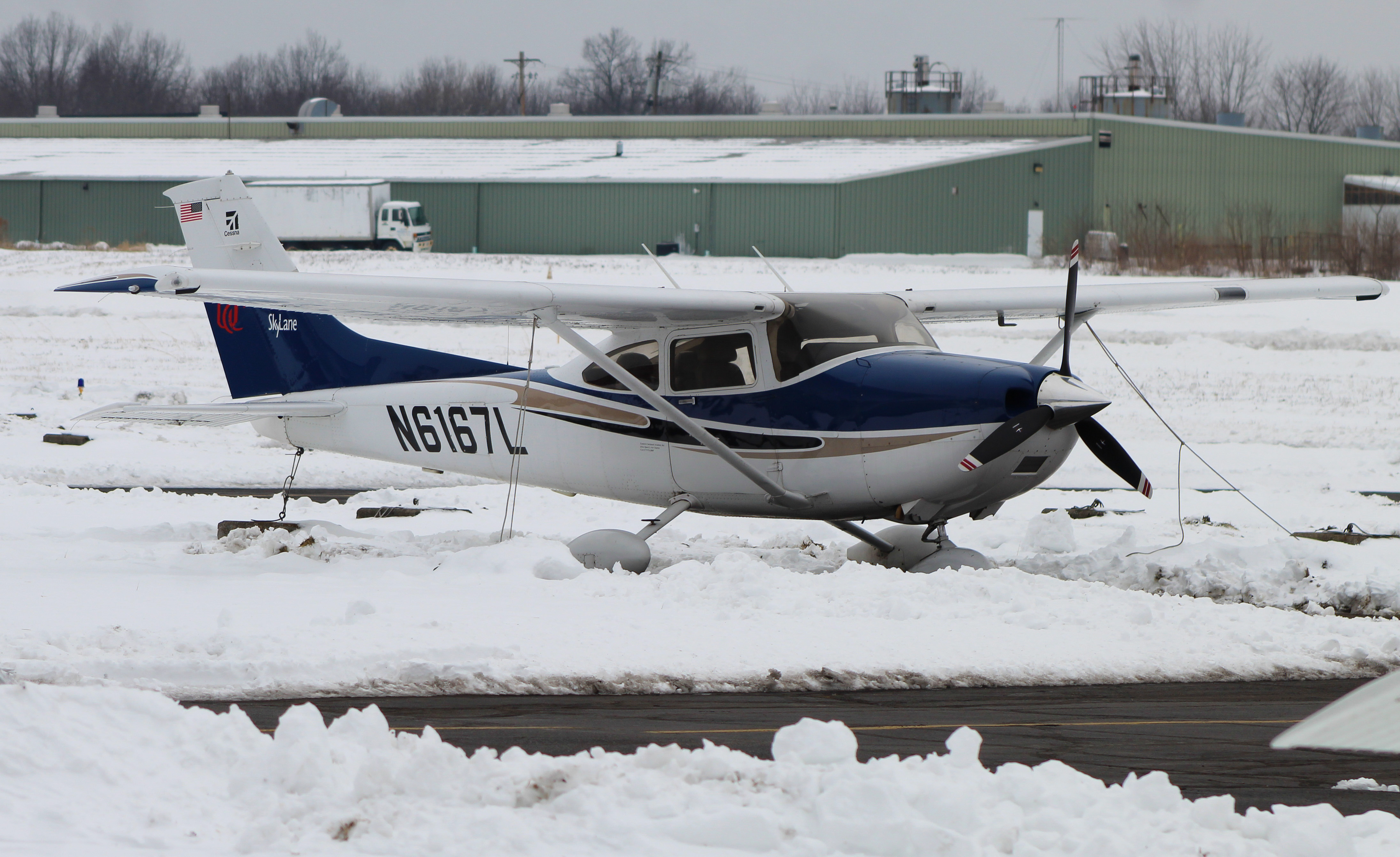 Full size: PRIVATE Cessna 182 Skylane N6167L at Clermont County Airport