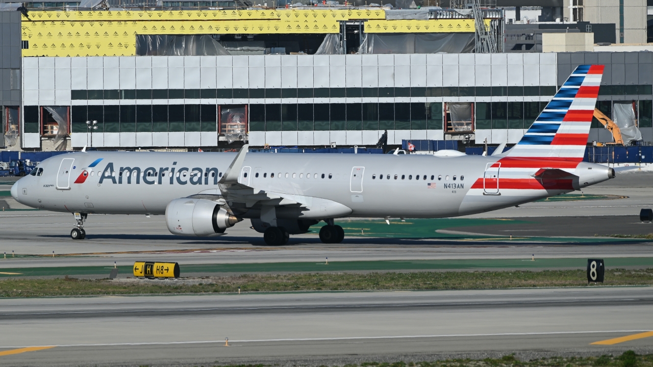 Full size: American Airlines Airbus A321NEO N413AN at Los Angeles International Airport