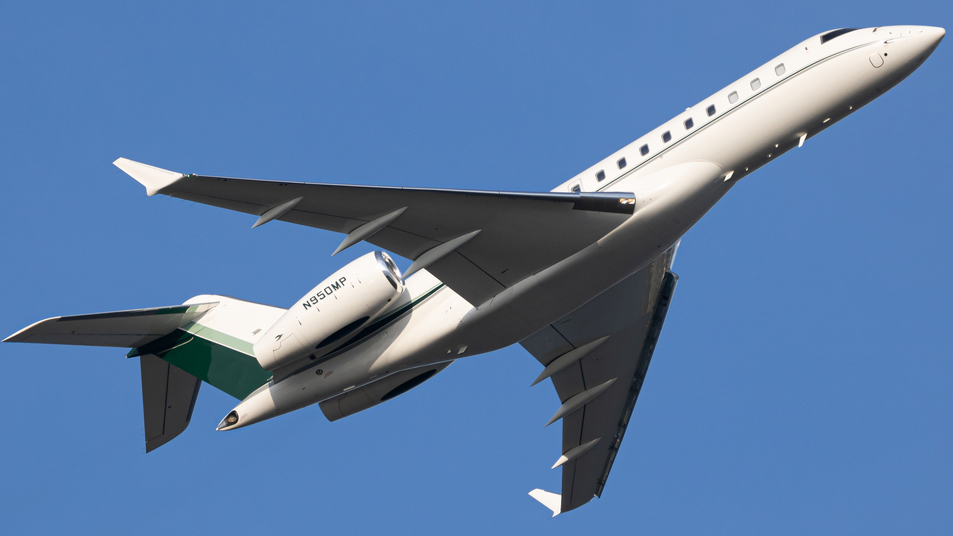Full size: PRIVATE Bombardier Global 6000 N950MP at Ronald Reagan National Airport