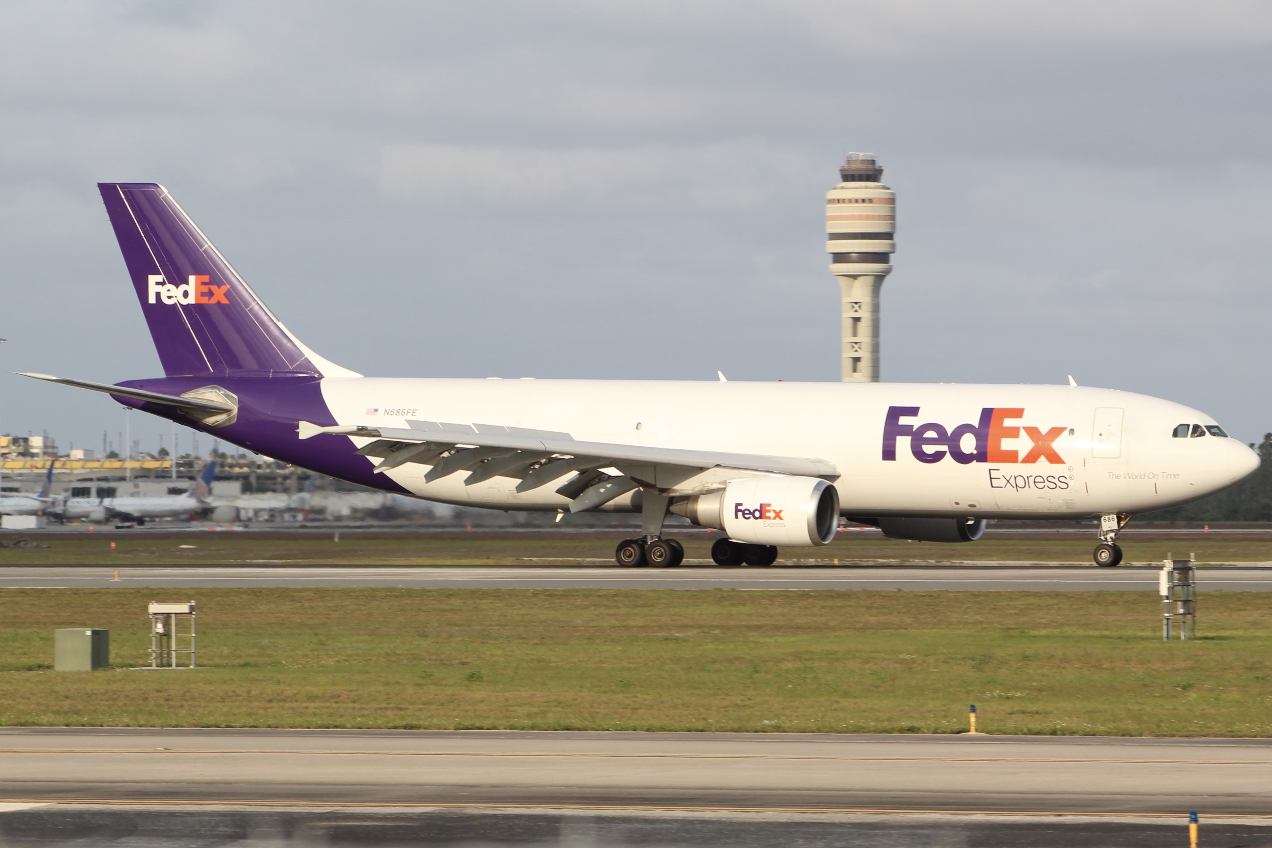 Full size: FedEx Airbus A300-600 N686FE at Orlando International Airport