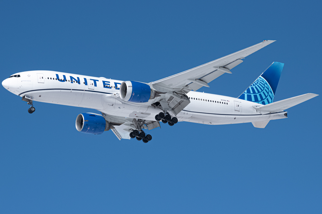 Full size: United Airlines Boeing 777-200ER N79011 at Denver International Airport