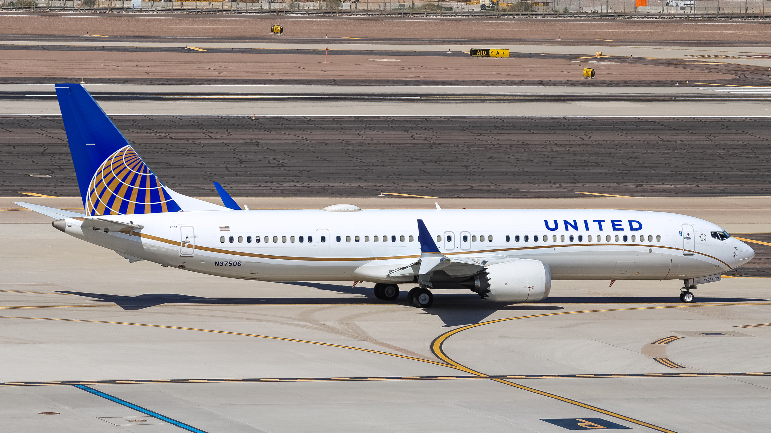 Full size: United Airlines Boeing 737 MAX 9 N37506 at Phoenix Sky Harbor International Airport