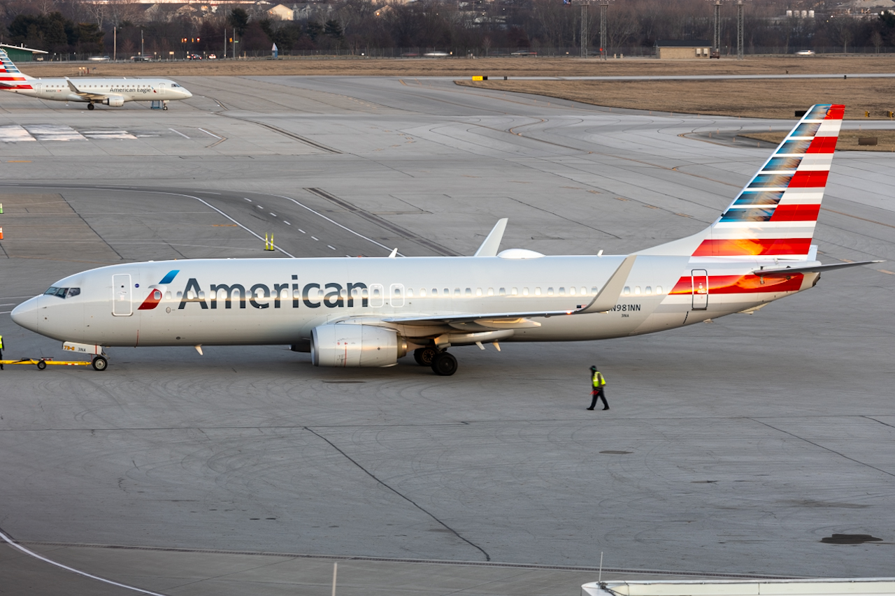 Full size: American Airlines Boeing 737-800 N981NN at John Glenn Columbus International Airport