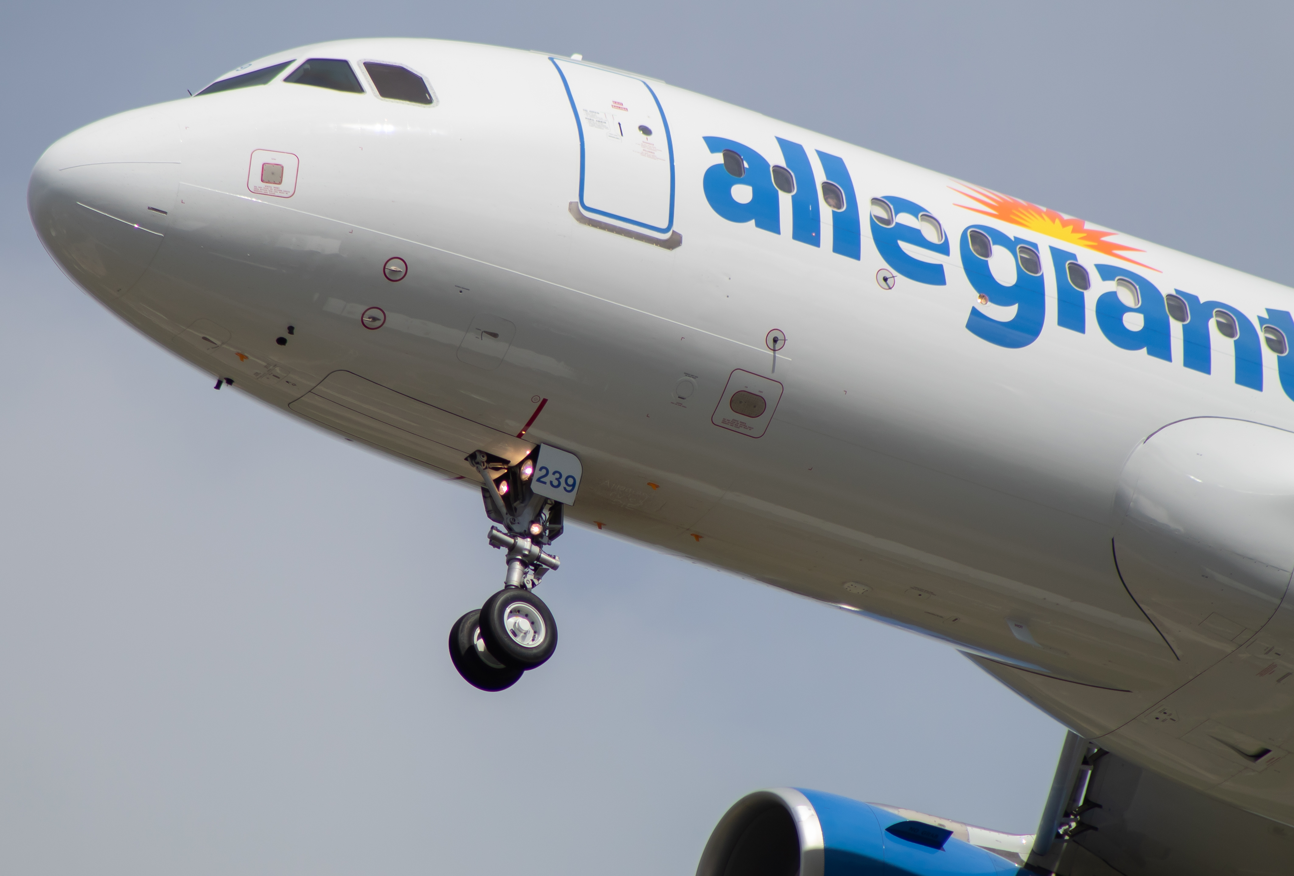 Full size: Allegiant Air Airbus A320 N239NV at 