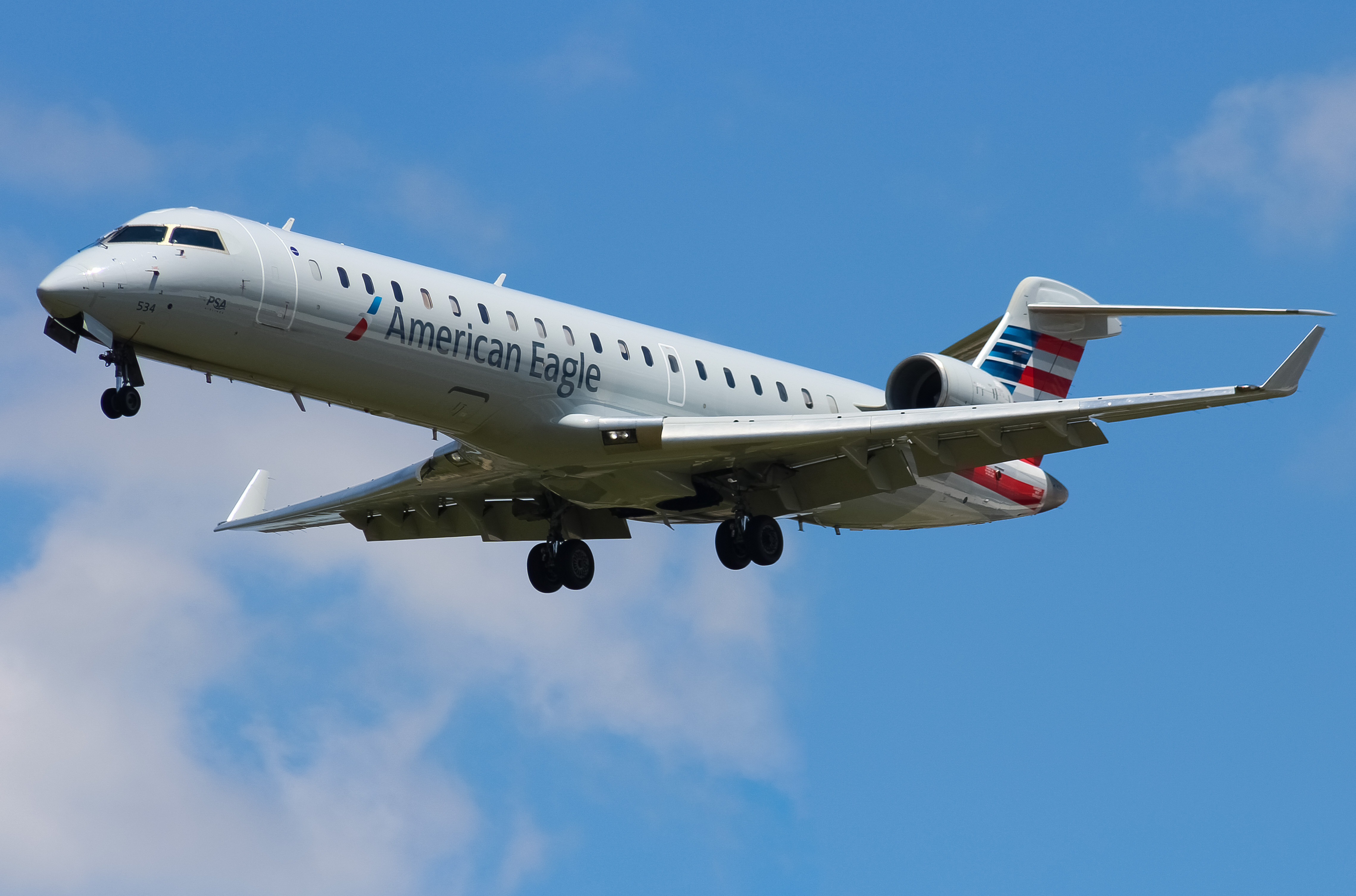 Full size: American Eagle Mitsubishi CRJ-700 N534AE at Cincinnati/Northern Kentucky International Airport