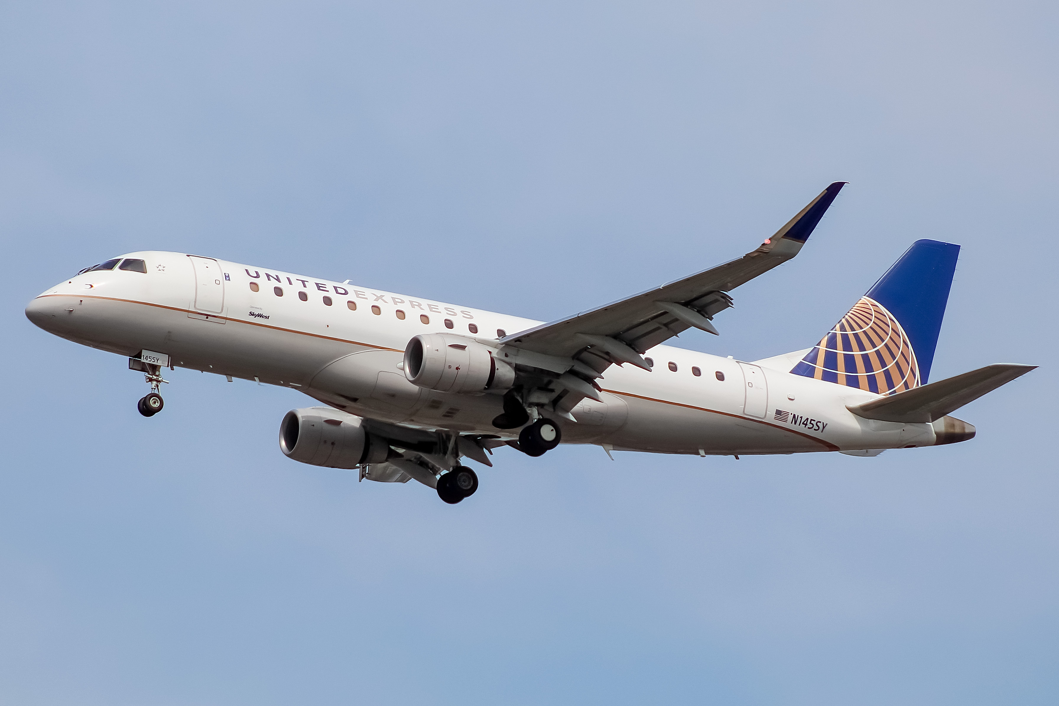 Full size: United Express Embraer E175 N145SY at Chicago O'Hare International Airport