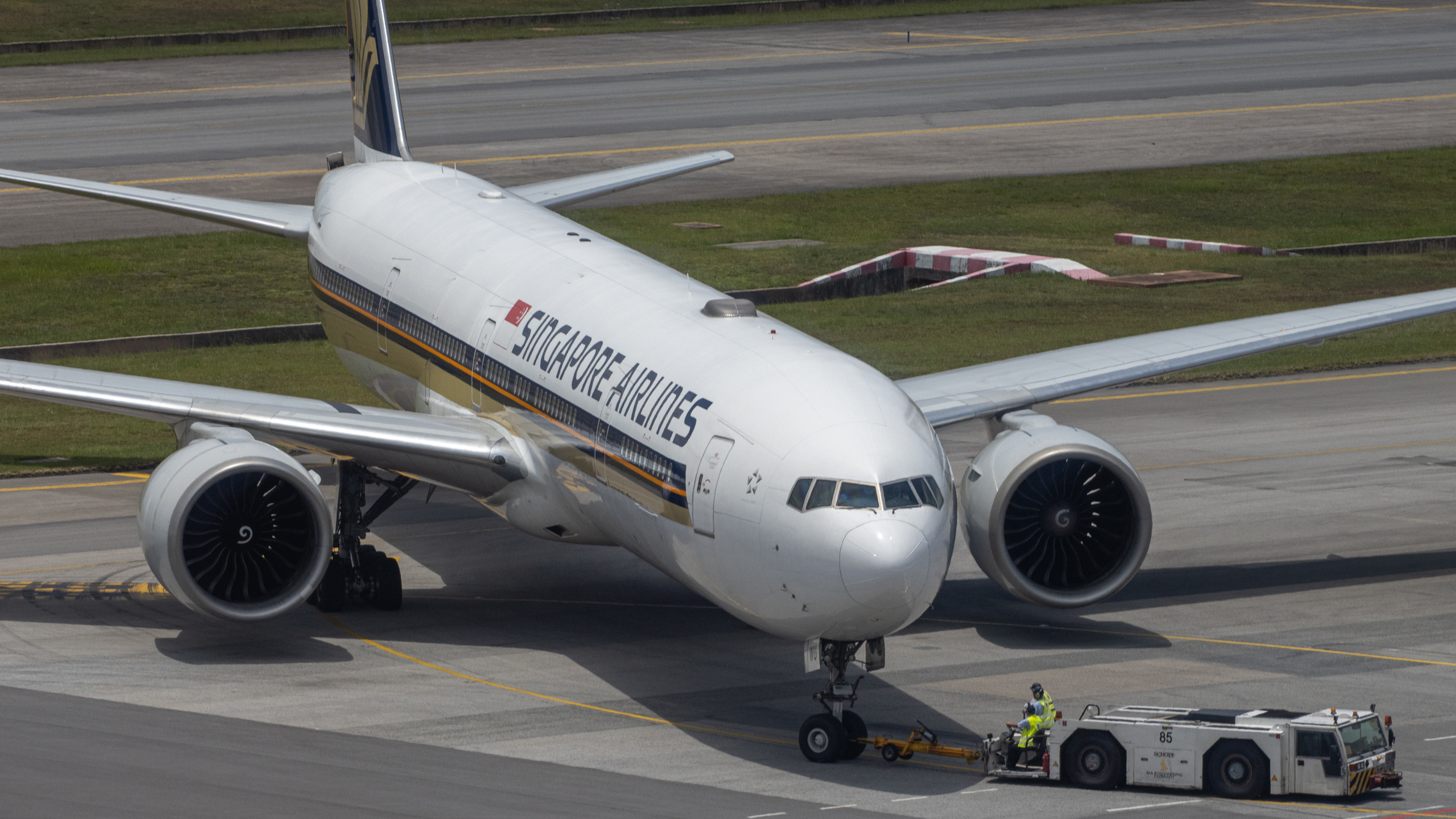 Full size: Singapore Airlines Boeing 777-300ER 9V-SWU at Singapore-Changi Airport