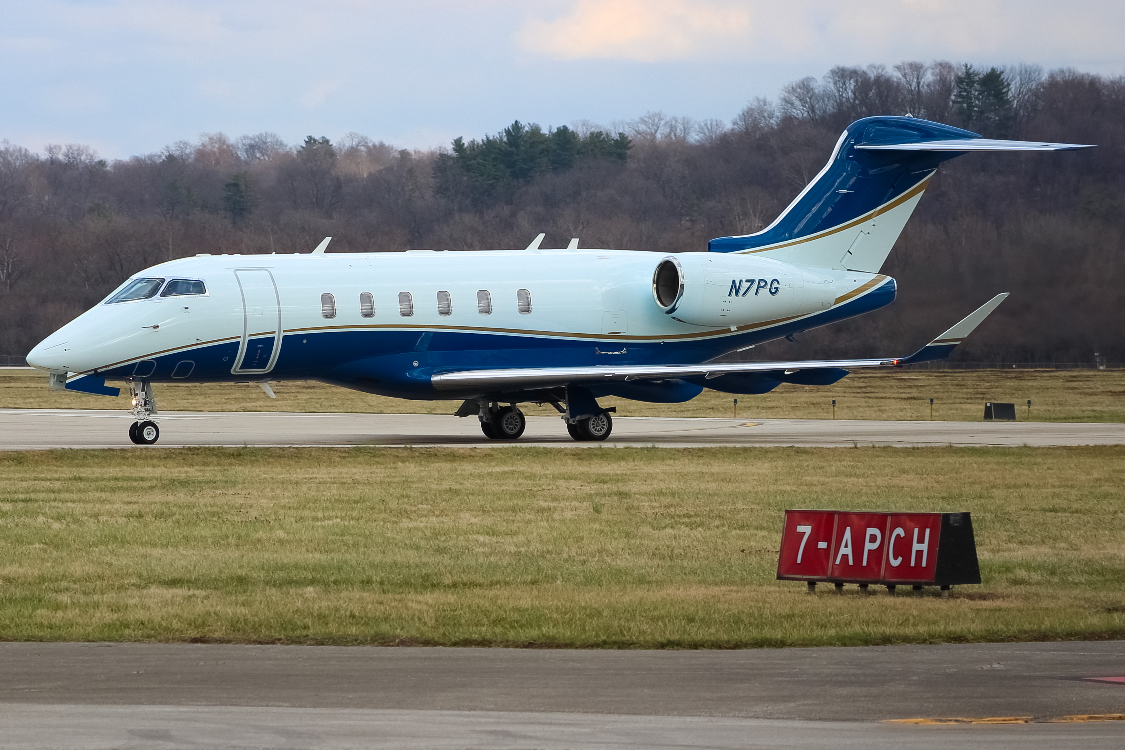 Full size: PRIVATE  Bombardier Challenger 350  N7PG  at Cincinnati Municipal Airport/Lunken Field