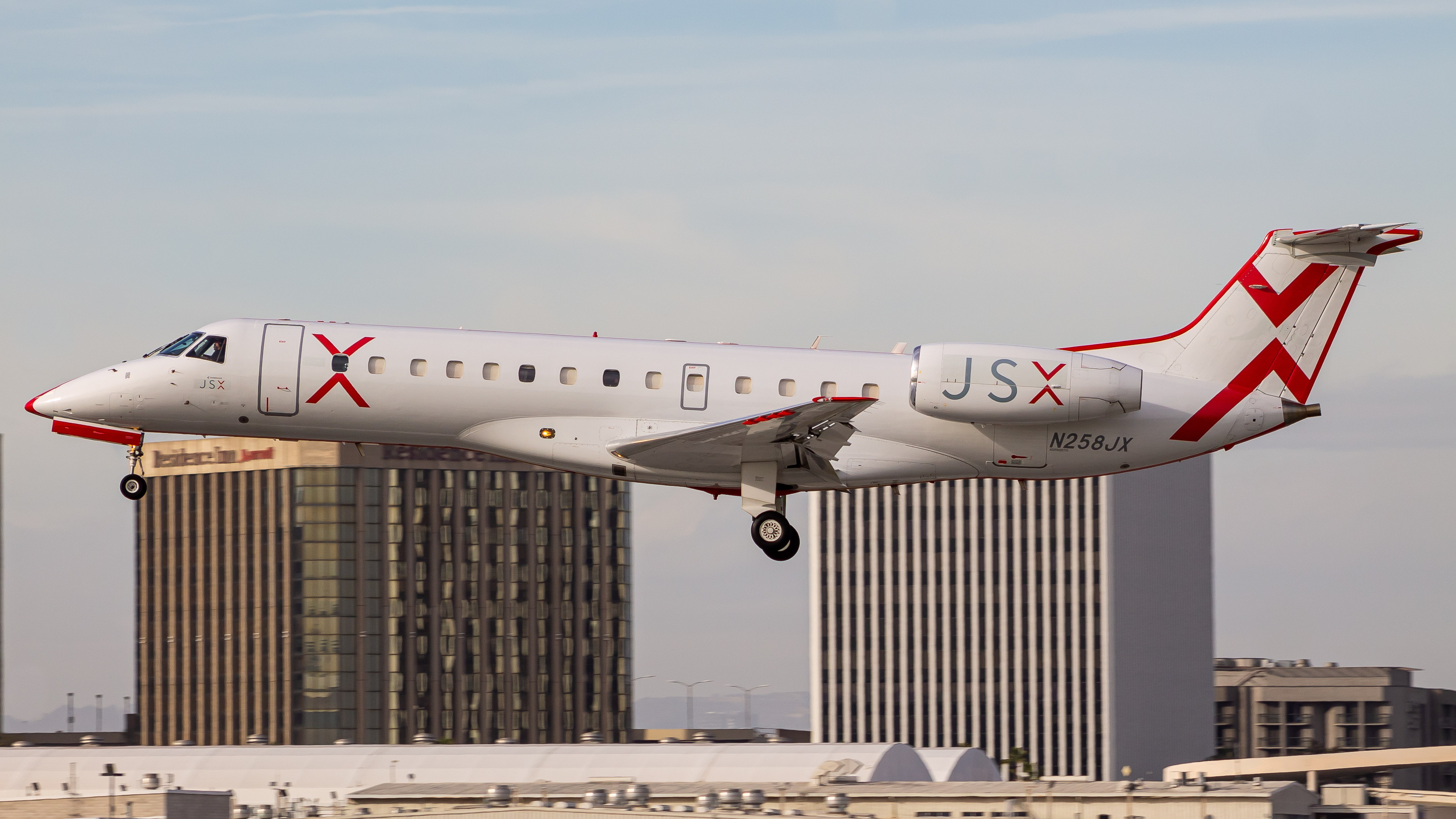 Full size: JSX Embraer ERJ-140 N258JX at Los Angeles International Airport