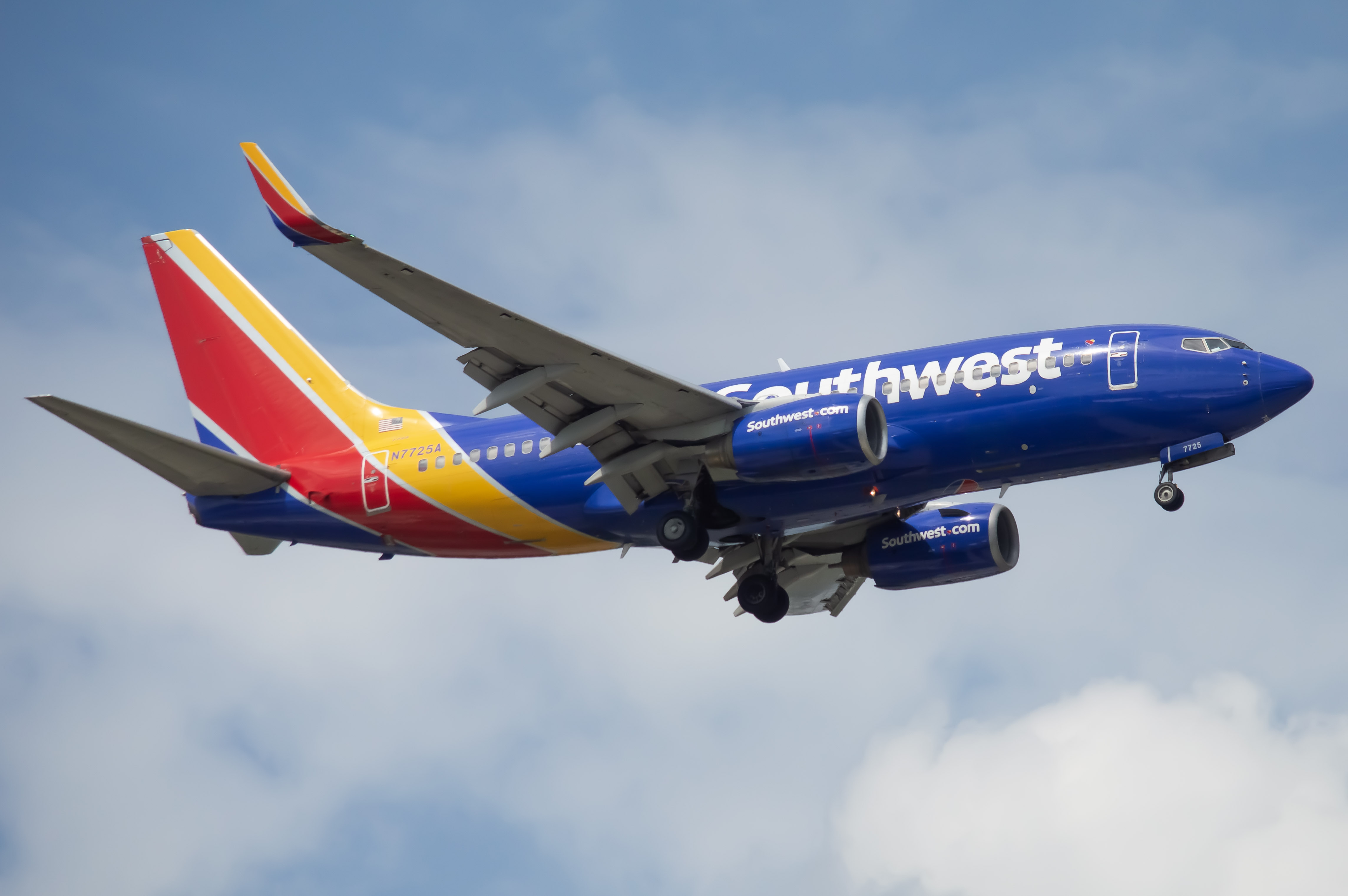 Full size: Southwest Airlines Boeing 737-700 N7725A at Baltimore/Washington International Thurgood Marshall Airport