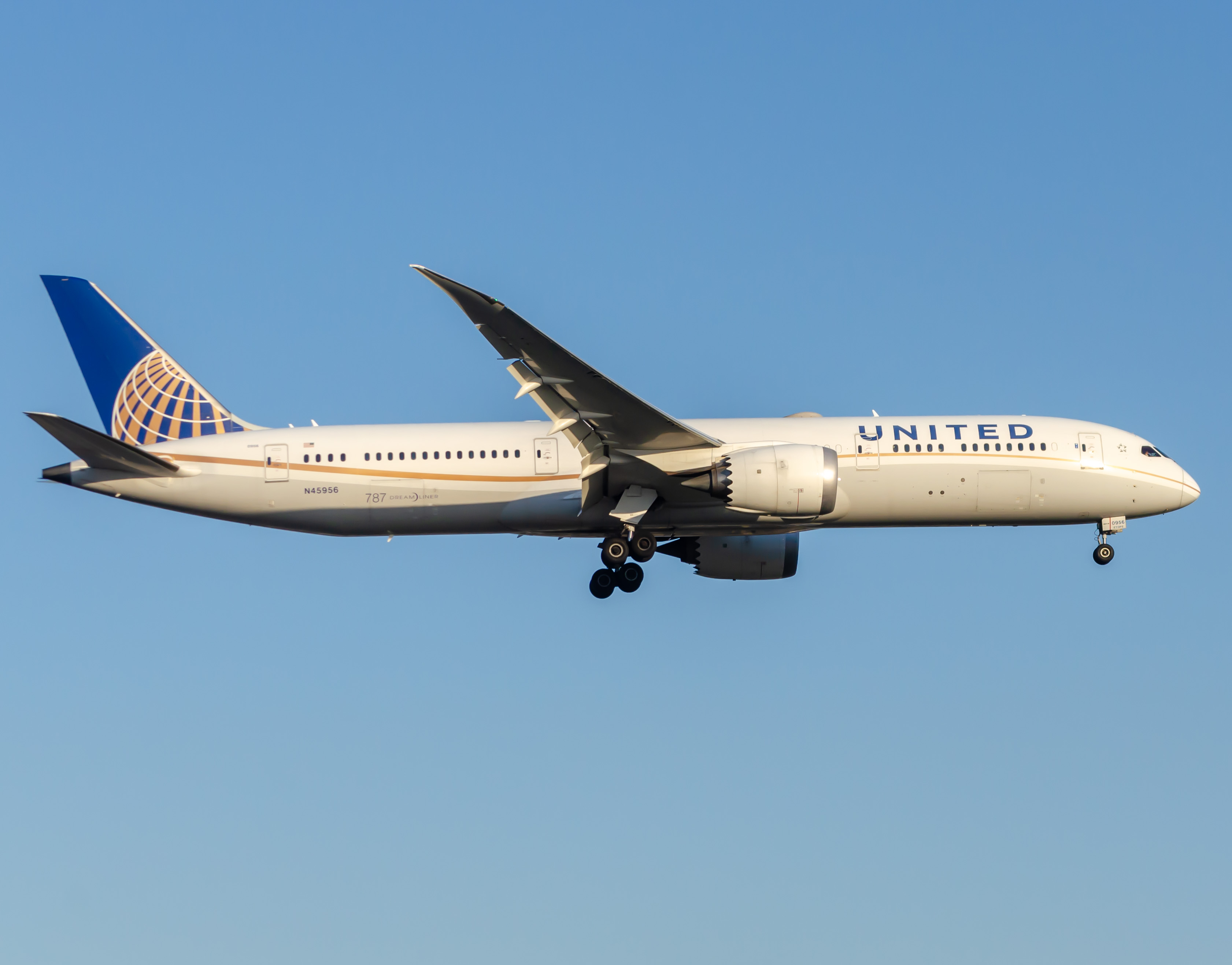 Full size: United Airlines Boeing 787-9 N45956 at Newark Liberty International Airport