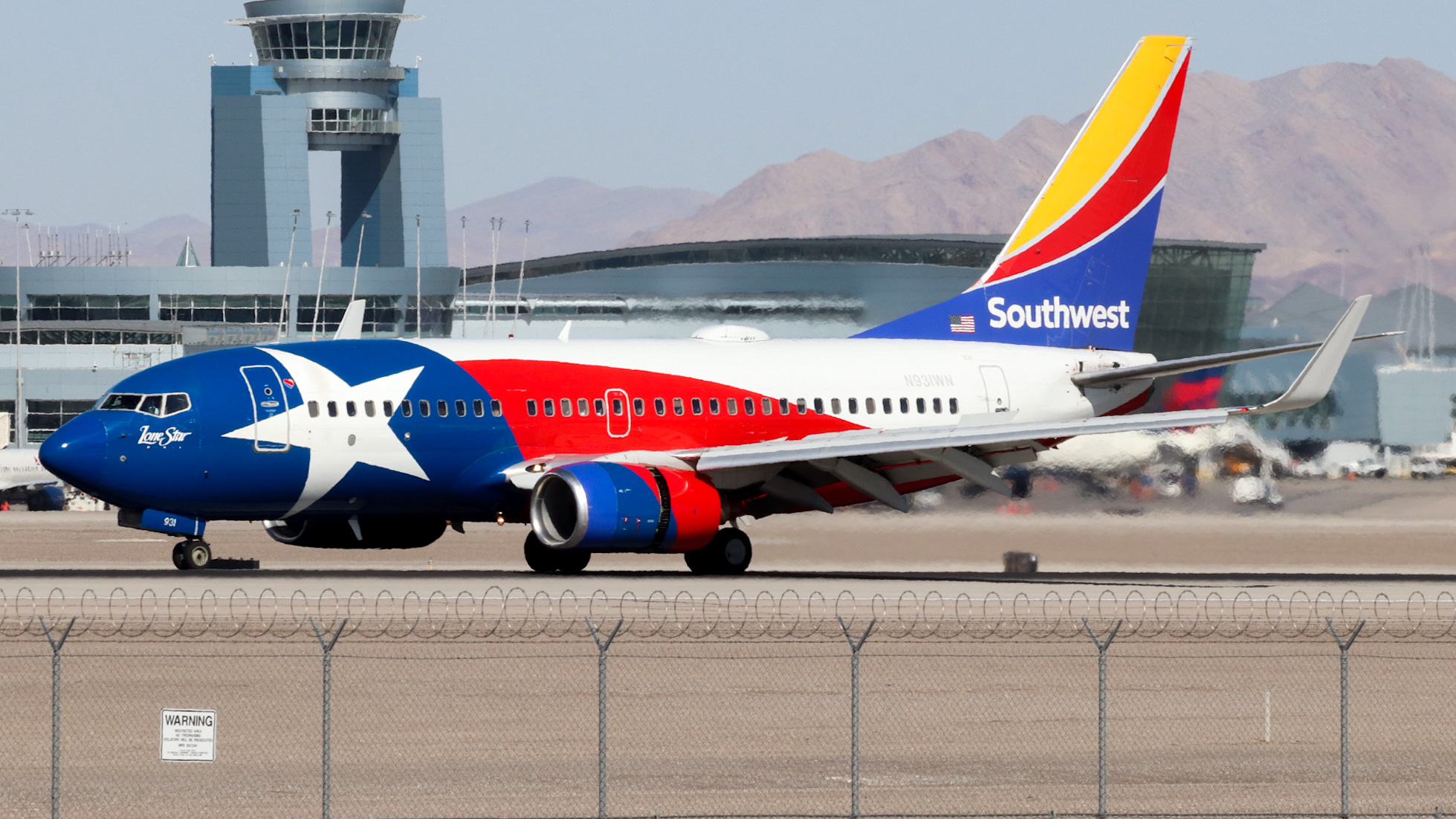 Full size: Southwest Boeing 737-700 N931WN at Harry Reid International Airport