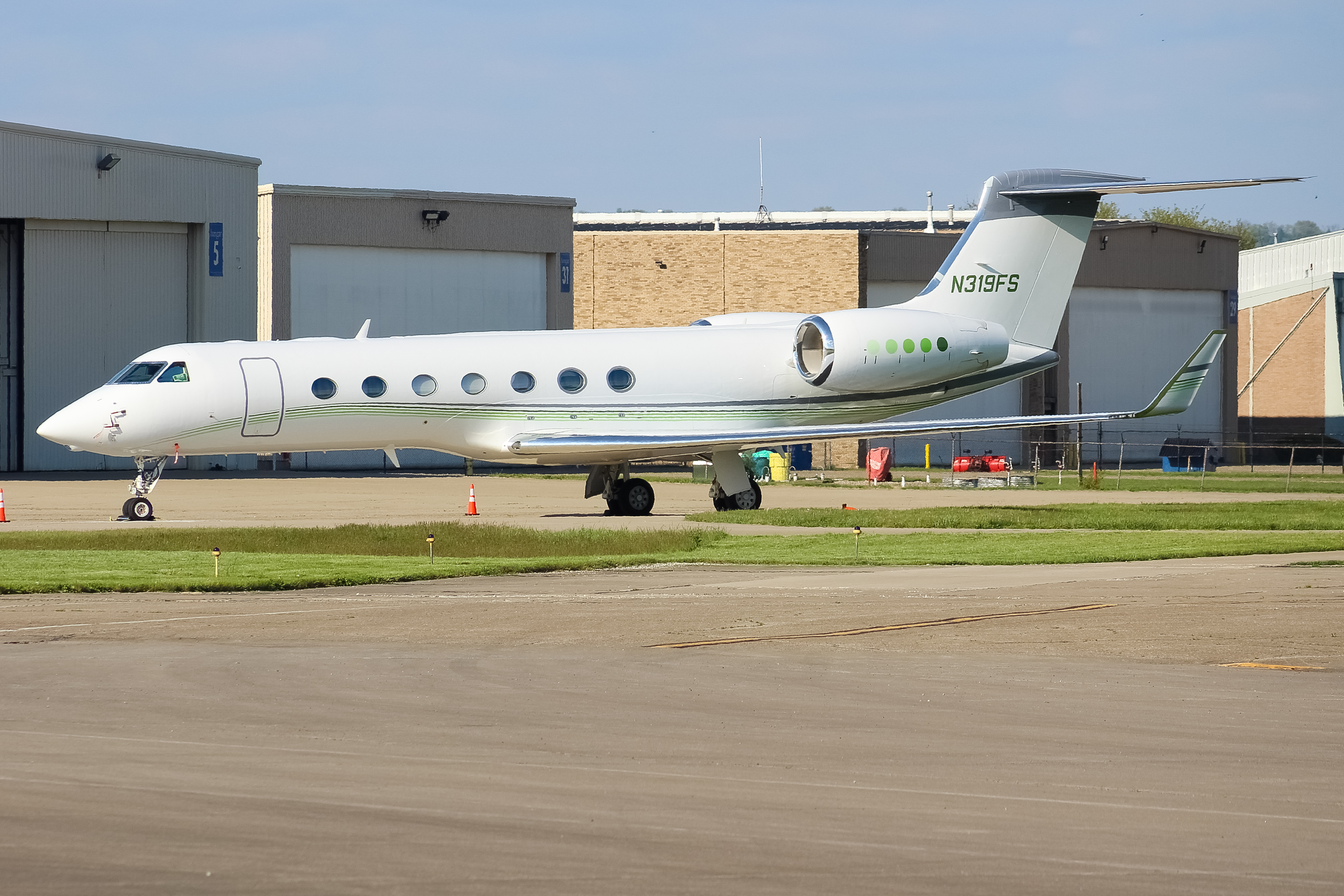 Full size: PRIVATE  Gulfstream G550 N319FS at Cincinnati Municipal Airport/Lunken Field