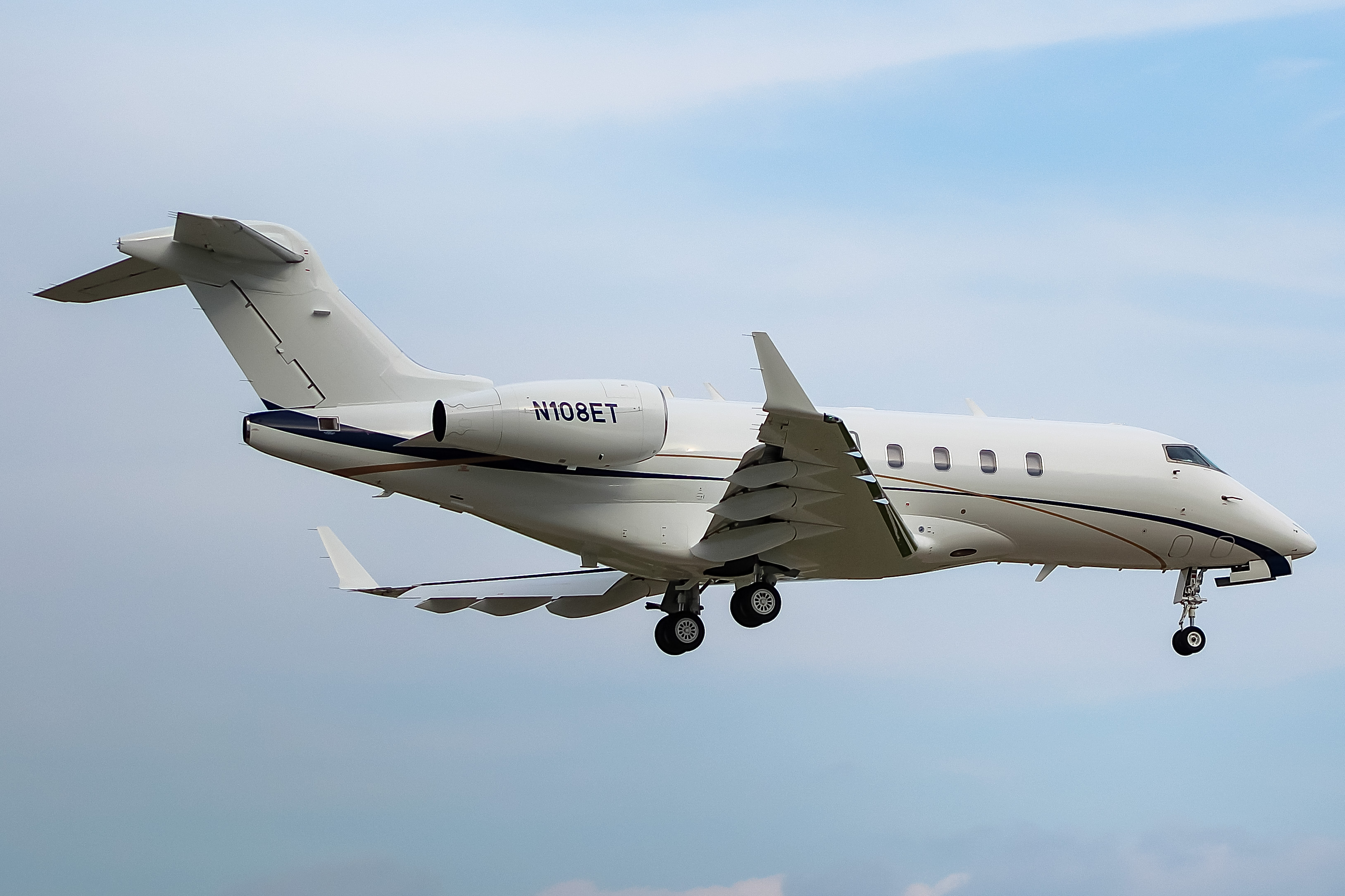 Full size: PRIVATE Bombardier Challenger 300 N108ET at General Mitchell International Airport