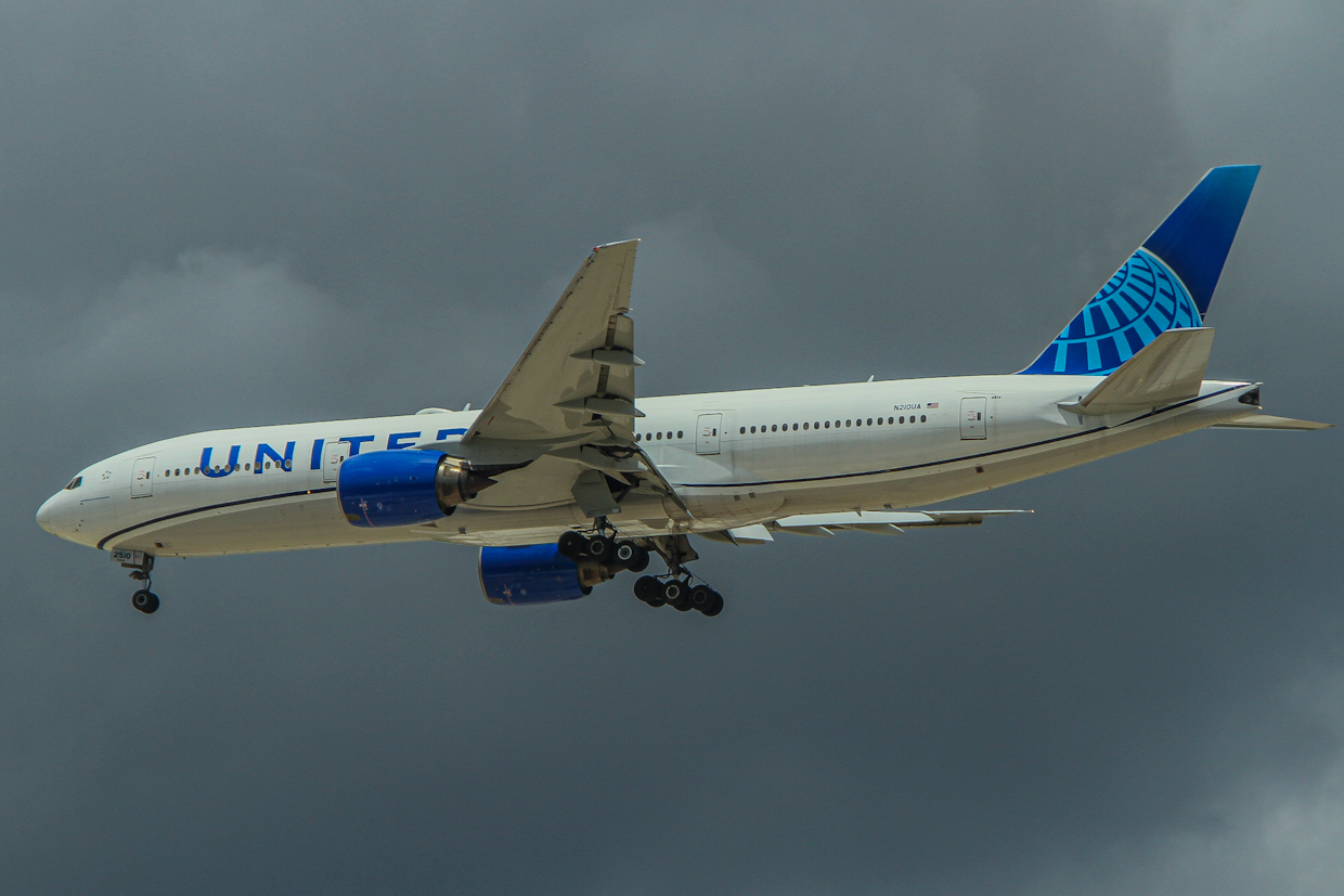 Full size: United Airlines Boeing 777-200 N210UA at Houston-George Bush Intercontinental Airport