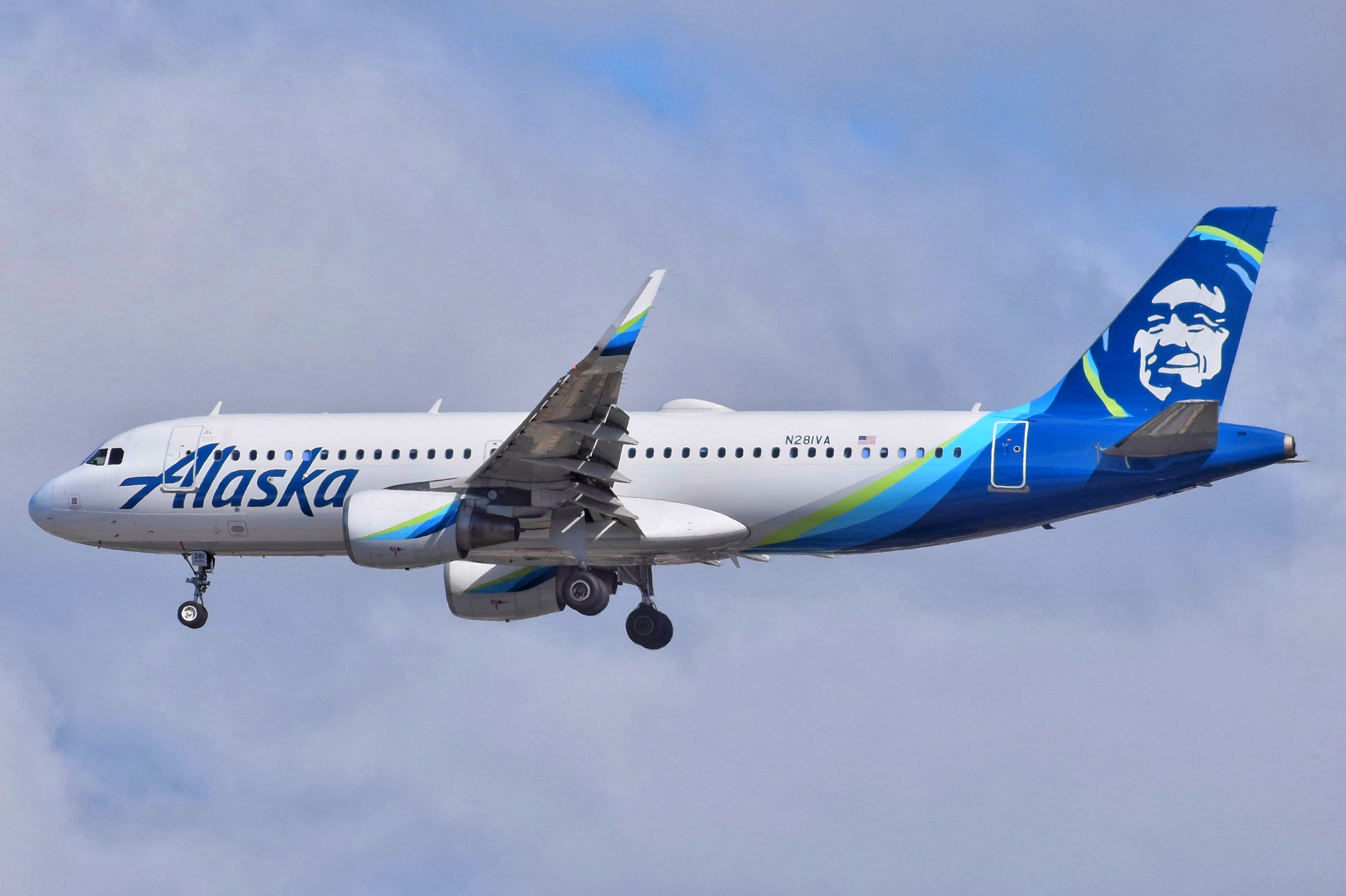 Full size: Alaska Airlines Aribus A320 N28IVA at San Diego International Airport