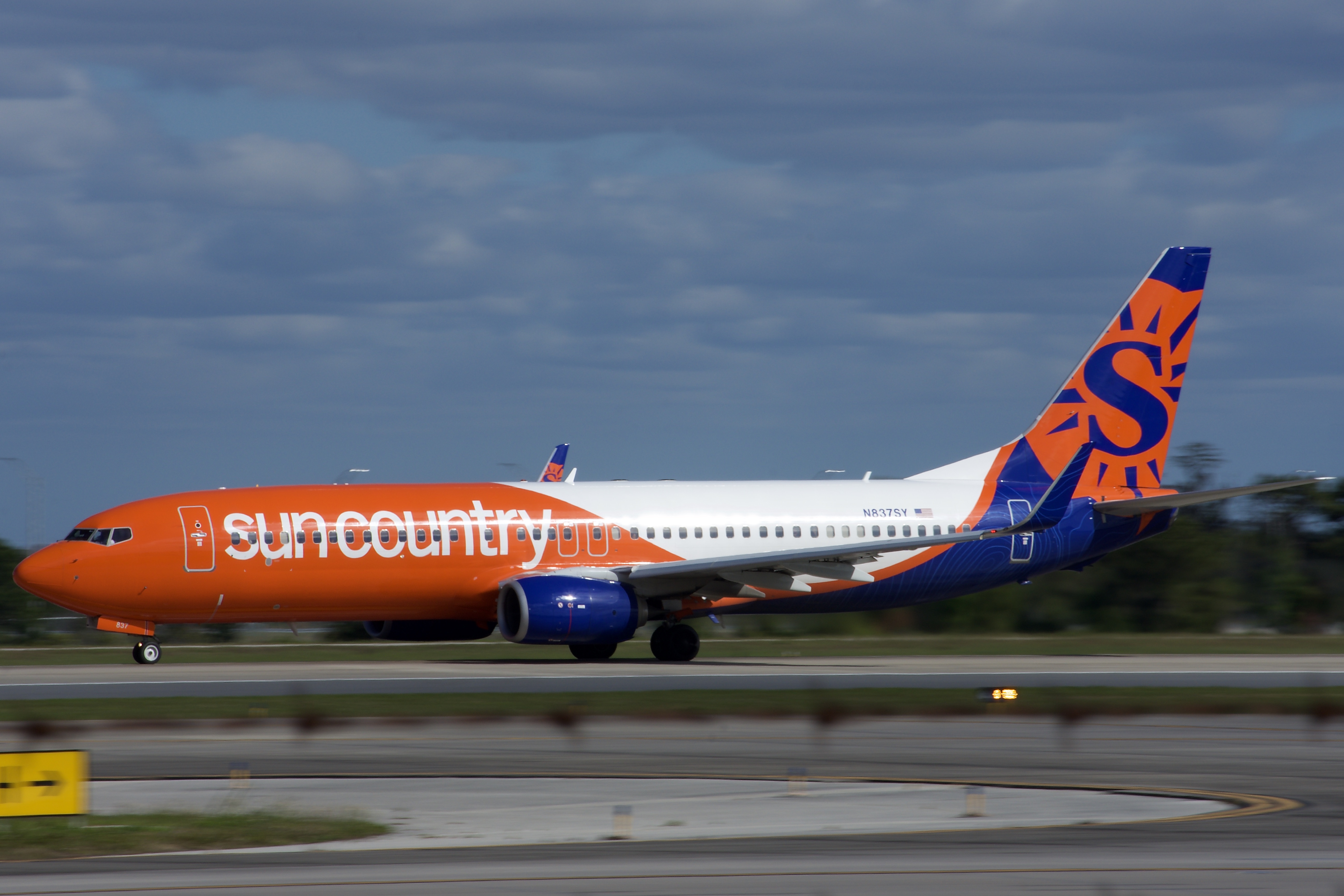 Full size: Sun Country Airlines Boeing 737-800 N837SY at Orlando International Airport