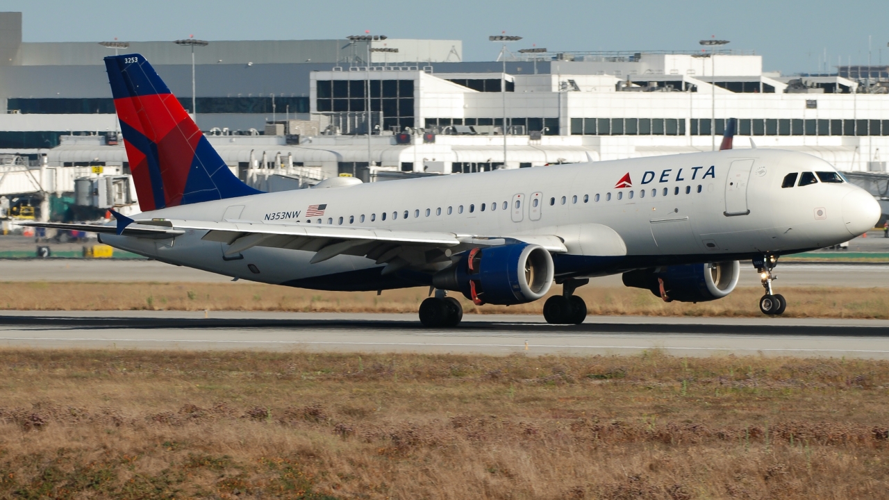 Full size: Delta Airlines Airbus A320 N353NW at Los Angeles International Airport