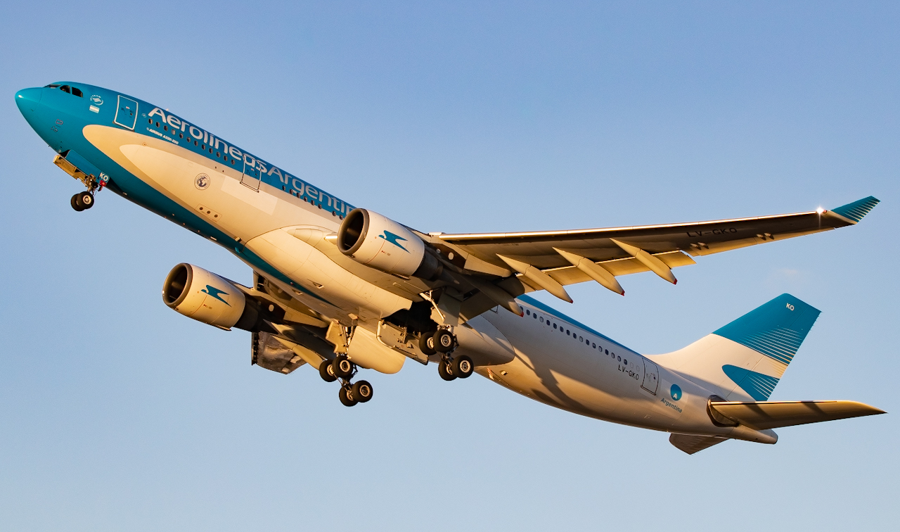 Full size: Aerolineas Argentinas  Airbus A330-200 LV-GKO at Miami International Airport