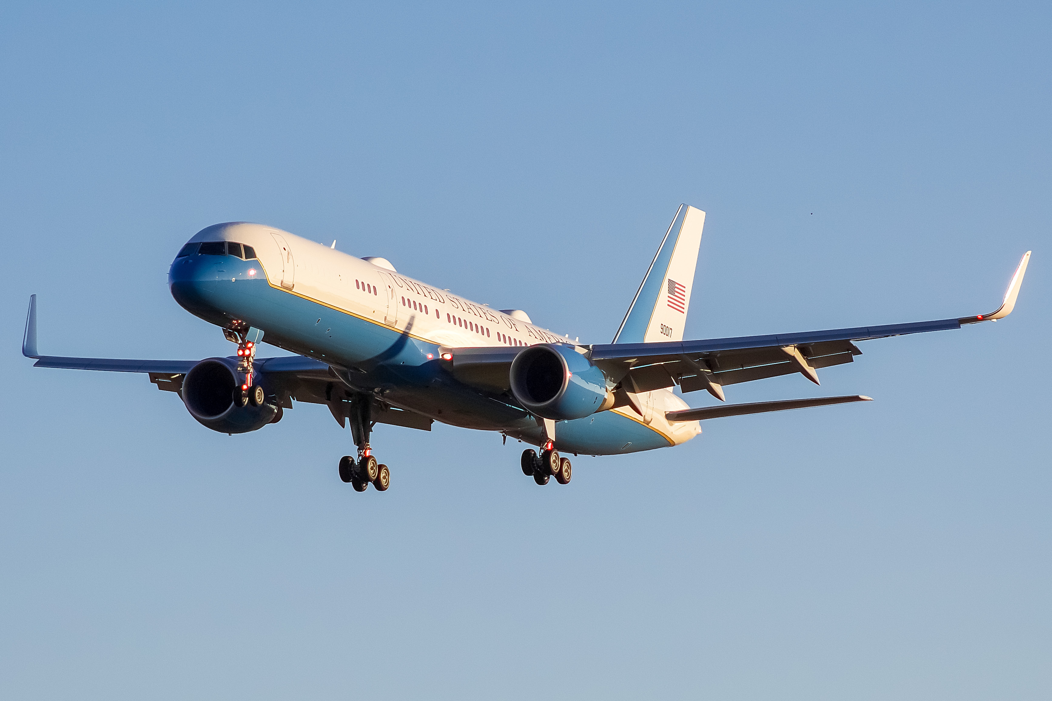 Full size: USAF - United States Air Force Boeing VC-32 09-0017 at General Mitchell International Airport