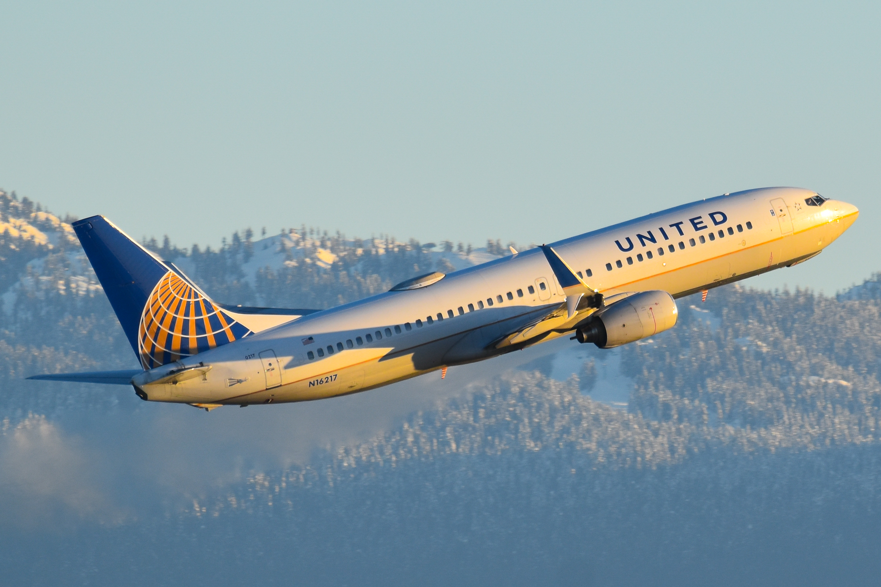Full size: United Airlines Boeing 737-800 N16217 at Vancouver International Airport